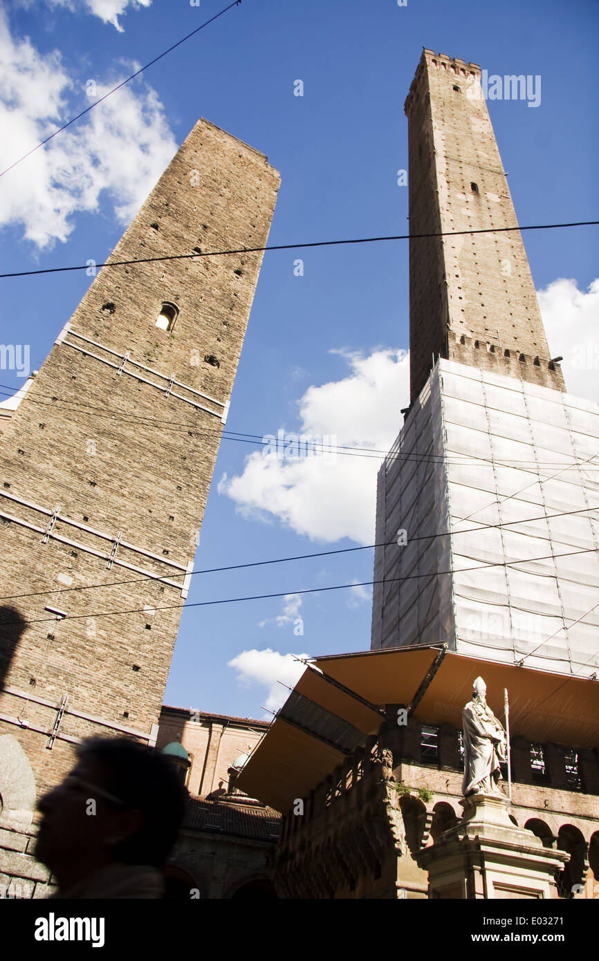 Las dos torres (la Garisenda, la izquierda y la Asinelli a la derecha), Bolonia Foto de stock