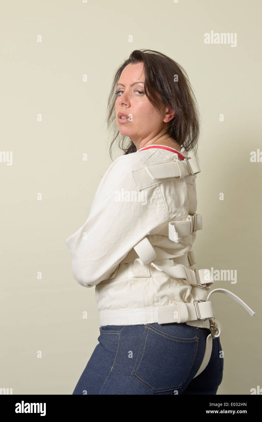 Mujer en una camisa de fuerza Fotografía de stock - Alamy