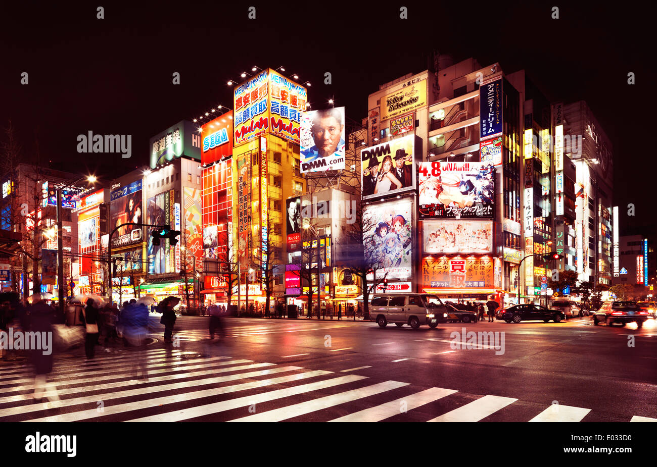 Licencia disponible en MaximImages.com - Calles de Akihabara con letreros de colores brillantes en la noche en Tokio, Japón. Foto de stock