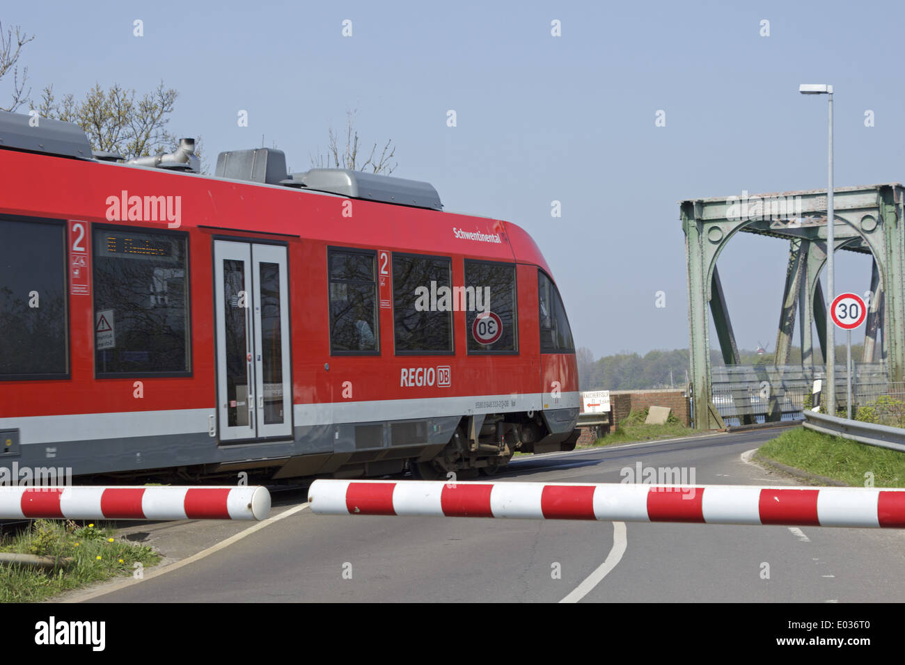 Tren que cruza el puente de equilibrio, Lindau, Fiordo de Mar Báltico Schlei, Schleswig-Holstein, Alemania Foto de stock