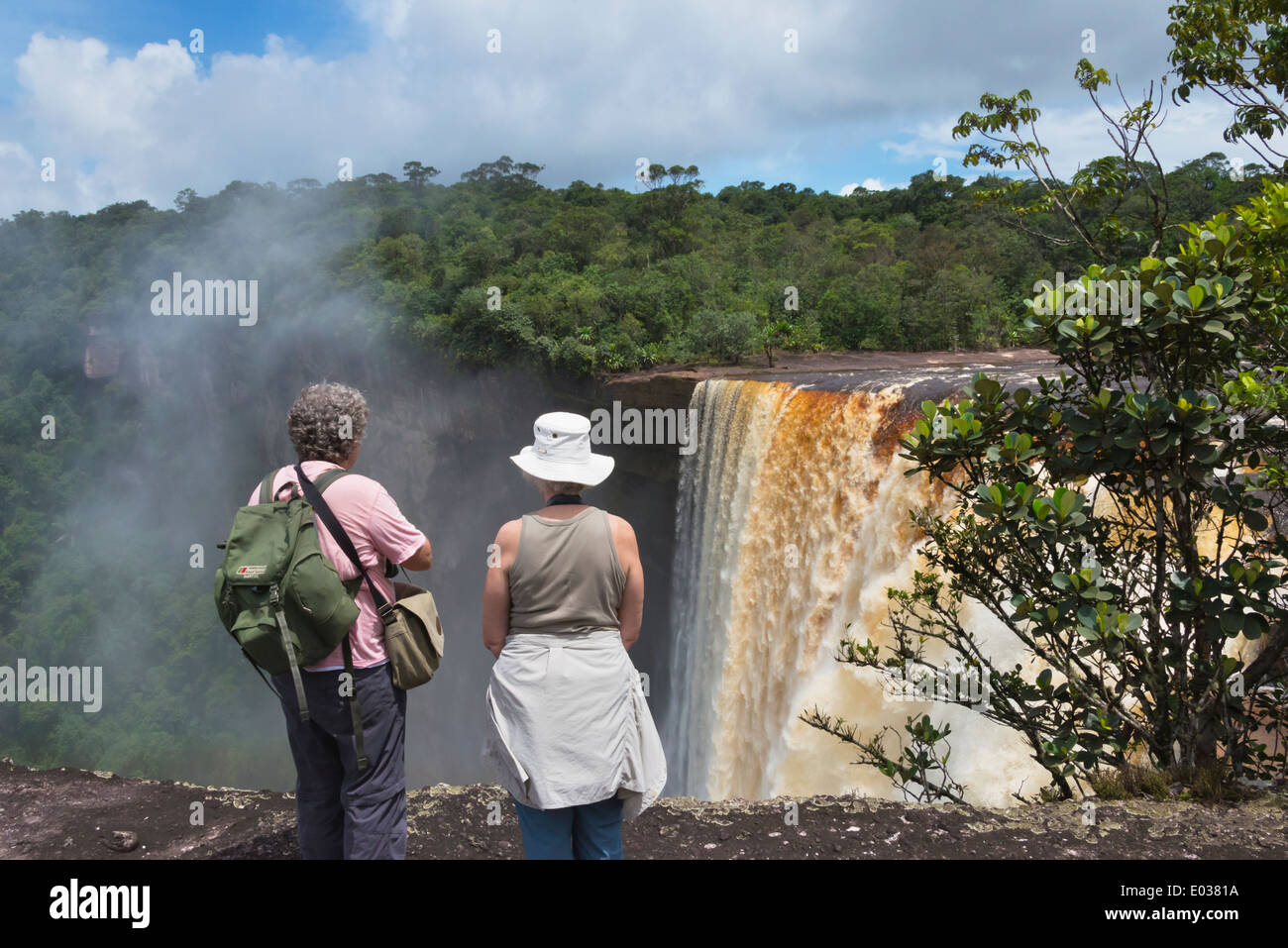 Los turistas viendo las cataratas de Kaieteur, Guyana Foto de stock