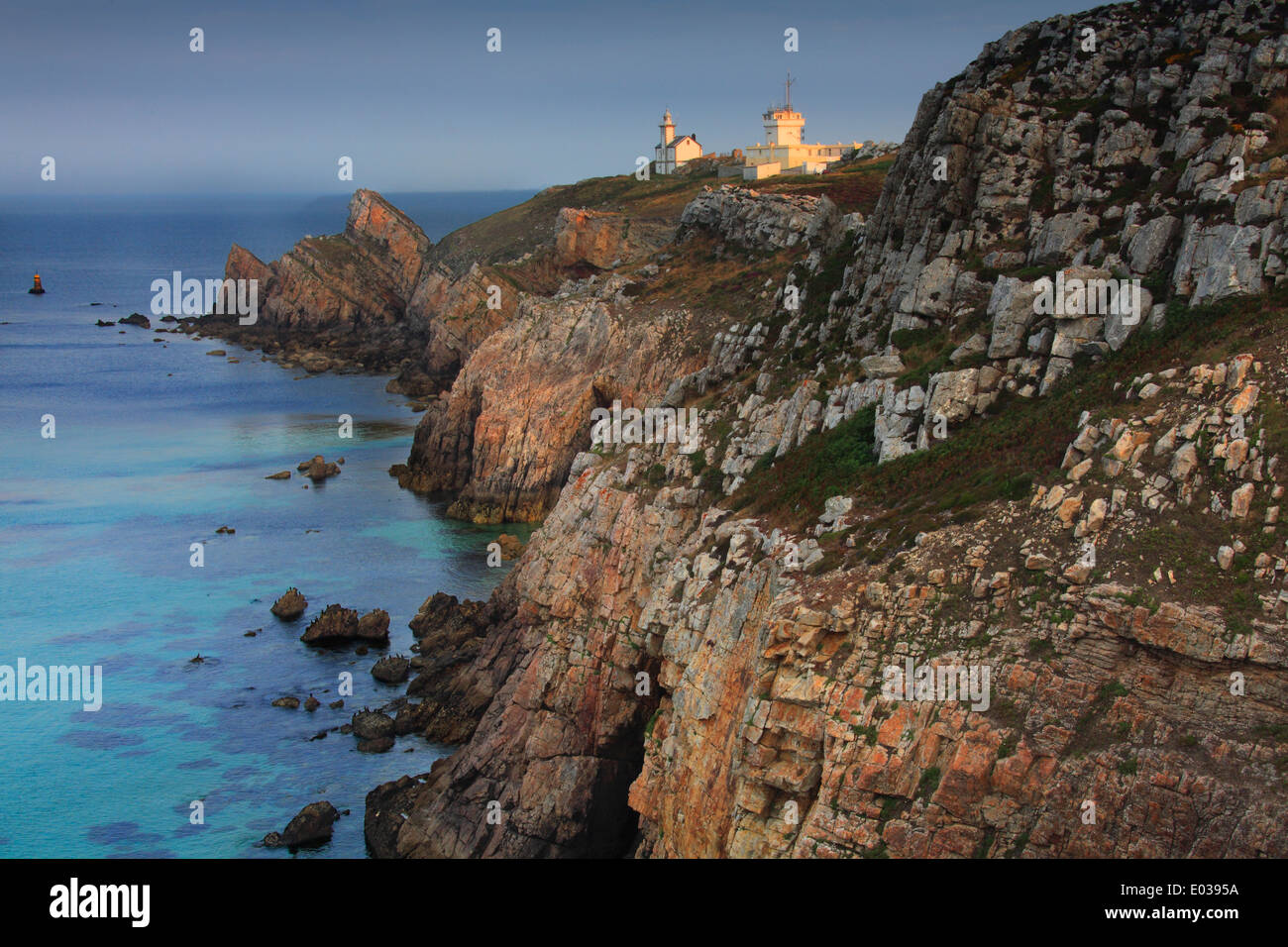 Foto de la toulinguet faro en la península de Crozon, Francia Foto de stock