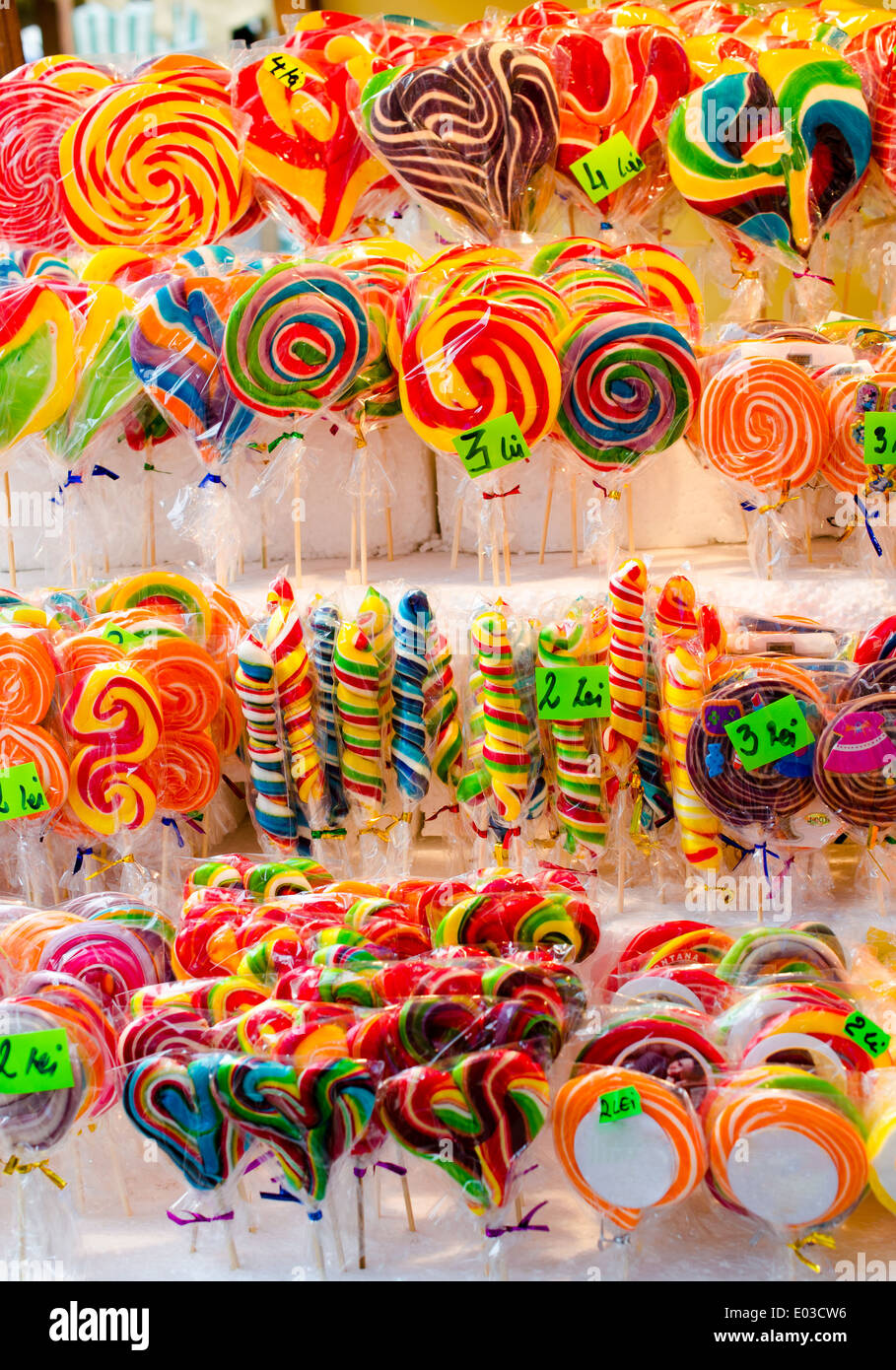 Colorido lollypops espiral, caramelos, golosinas para los niños. Foto de stock