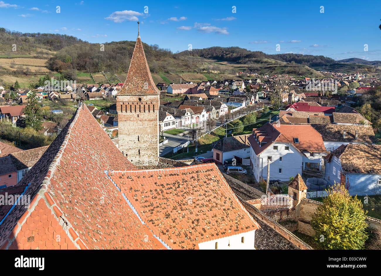 Vista aérea de la torre de la iglesia y el pueblo Mosna Foto de stock