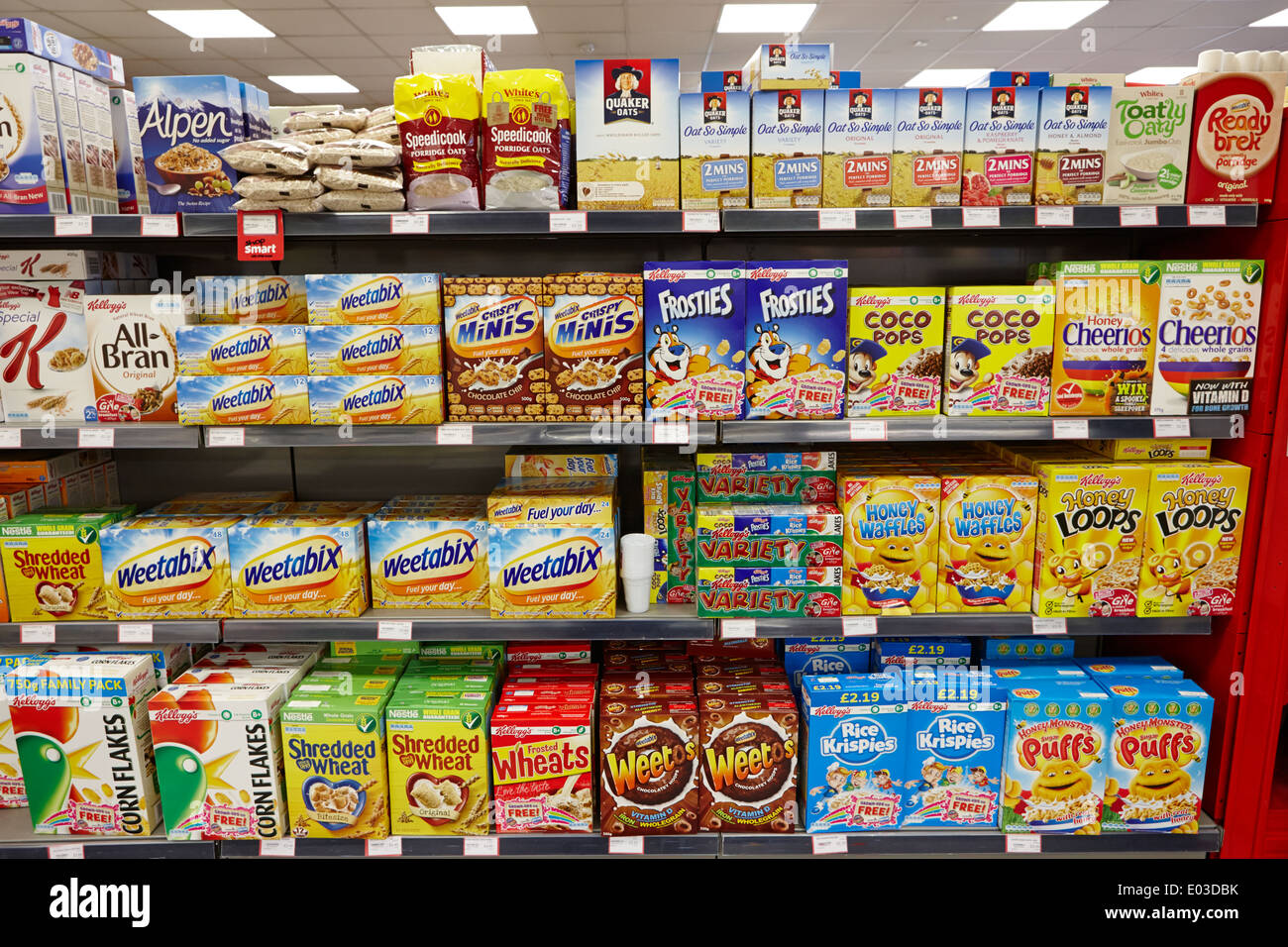 Los cereales de desayuno en la pantalla en una gasolinera tienda de conveniencia en Irlanda del Norte Foto de stock