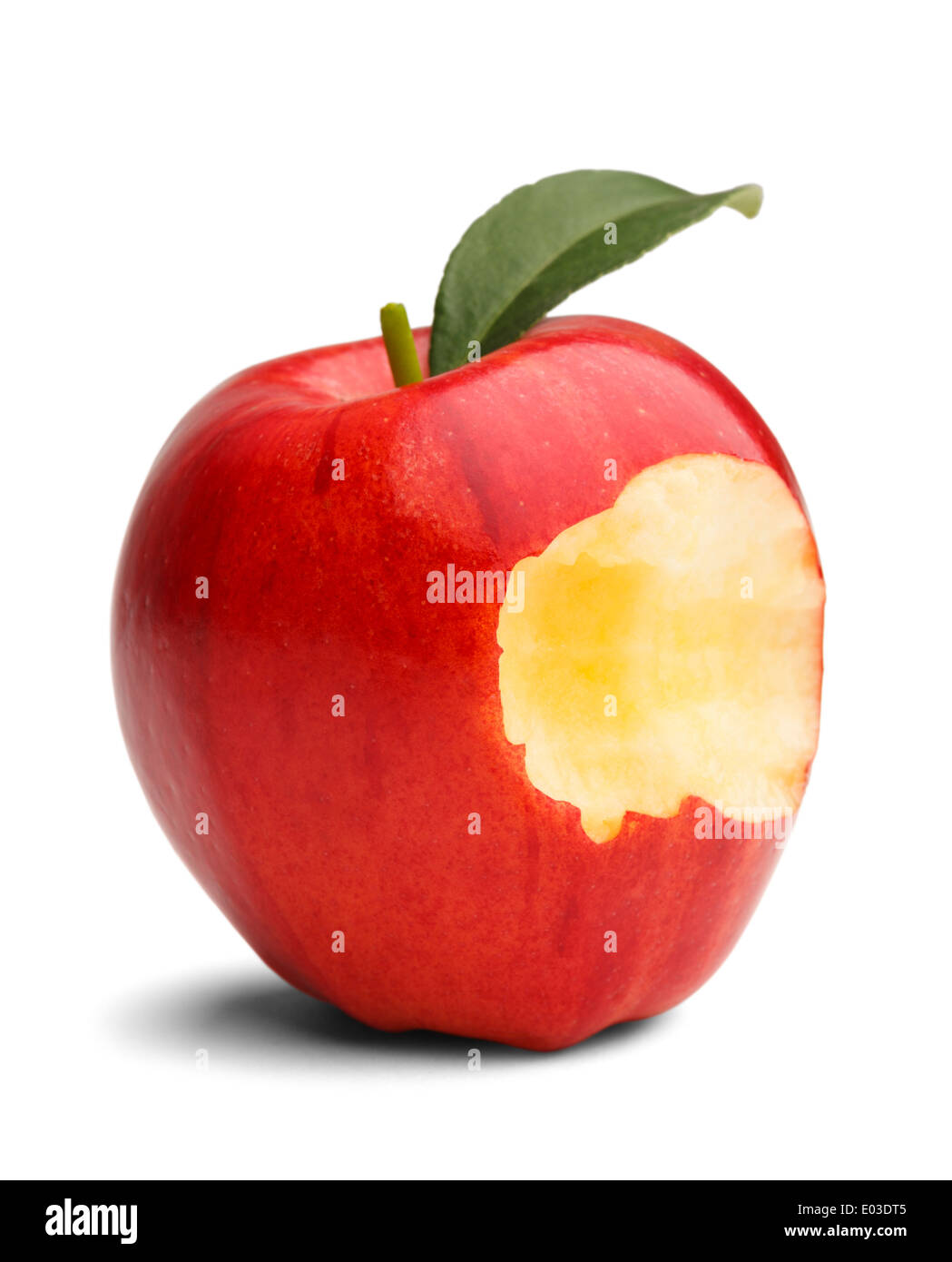 Manzana roja con falta de hoja verde una mordedura aislado sobre un fondo blanco. Foto de stock