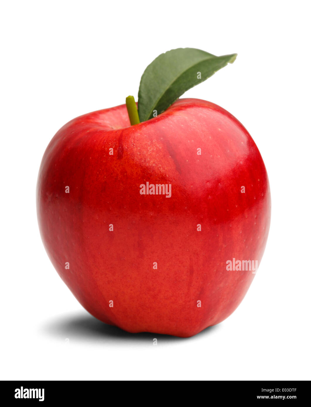Manzana roja con verde hoja y tallo aislado sobre un fondo blanco. Foto de stock