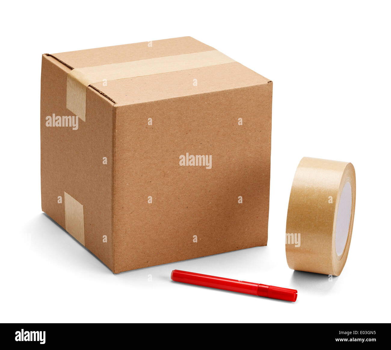 Caja de cartón marrón con materiales de empaque en aisladas sobre fondo blanco. Foto de stock