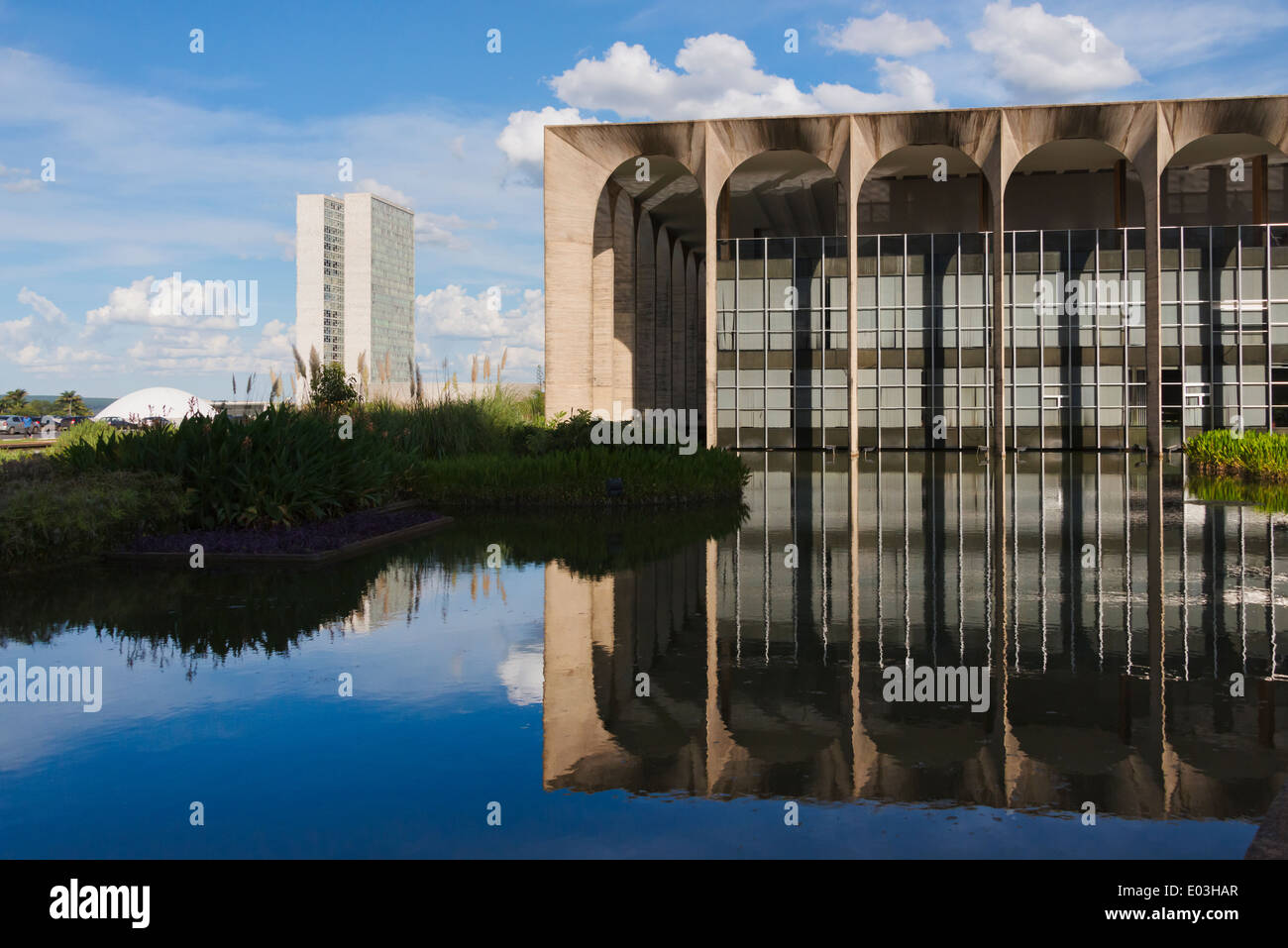 El Palacio de Itamaraty (sede del Ministerio de Relaciones Exteriores de Brasil) y el Congreso Nacional, Brasilia, Brasil Foto de stock
