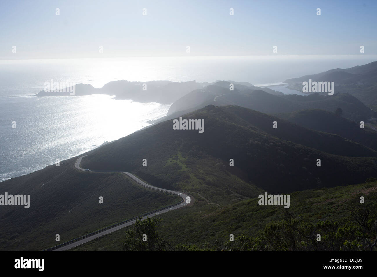 Vistas del Océano Pacífico desde el Marin como las puestas de sol en la bahía. Foto de stock