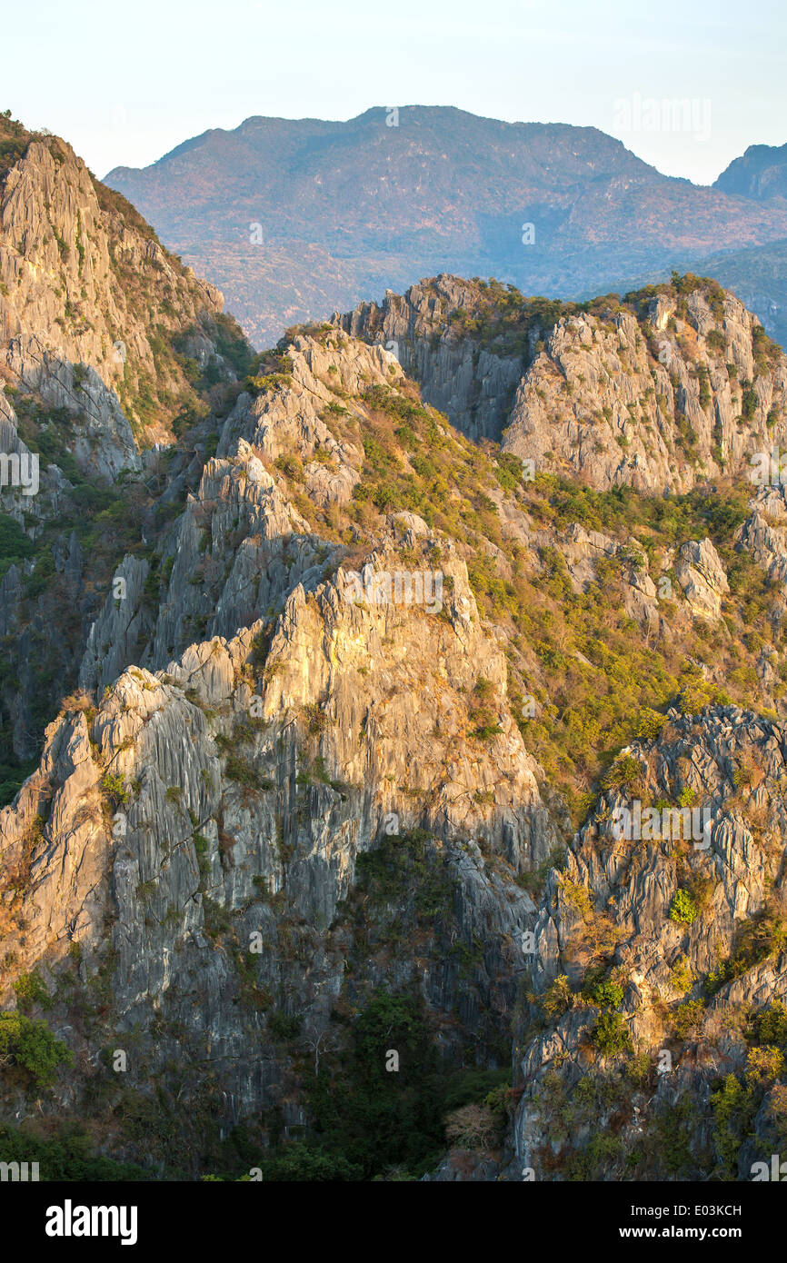 Las montañas de piedra caliza en Sam Roi Yot Parque Nacional, Tailandia Foto de stock