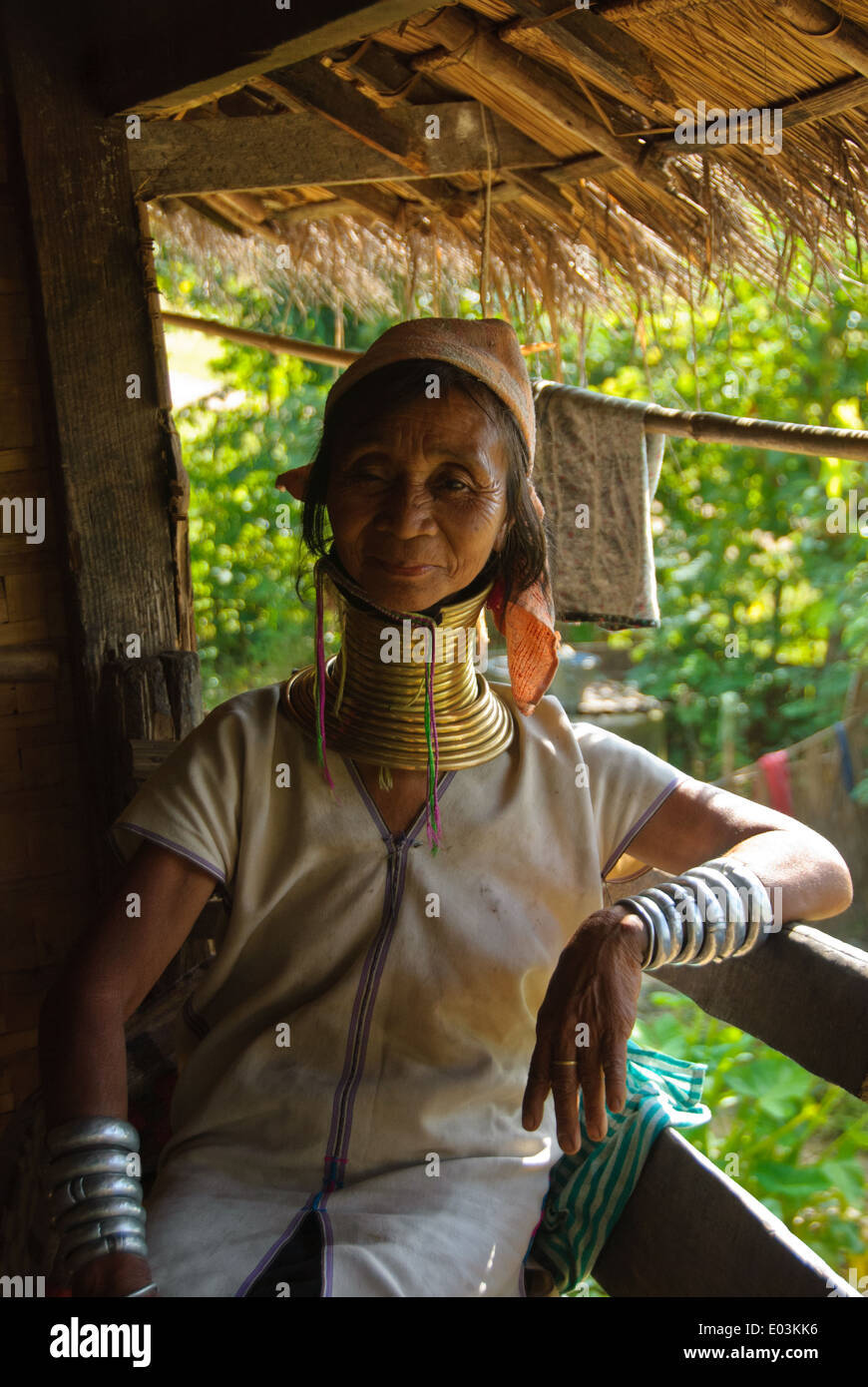 Una mujer con su Padaung bobinas de cuello de latón y brazaletes de plata Foto de stock