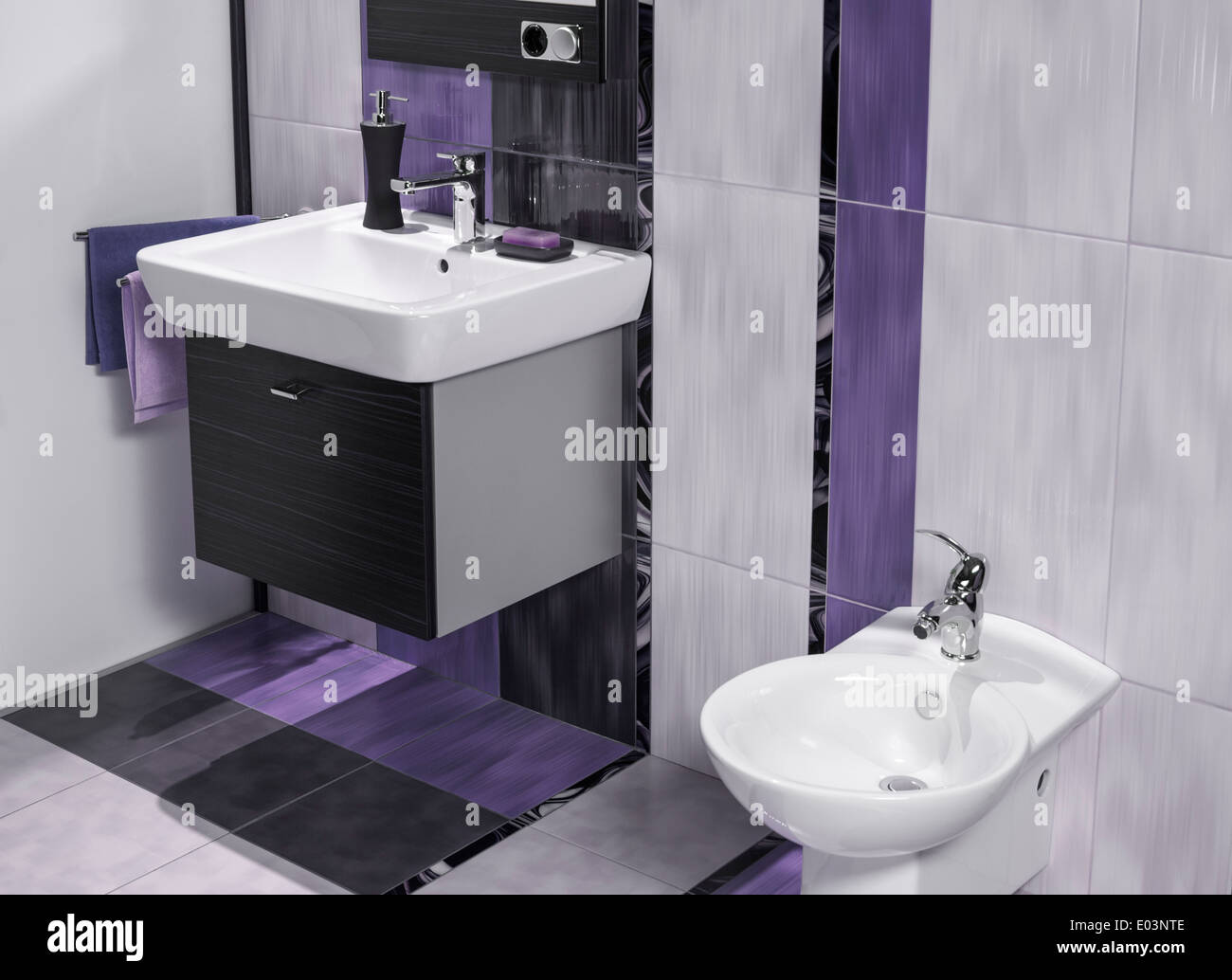 Detalle de un lujoso cuarto de baño con lavabo y bidé en tres colores Foto de stock