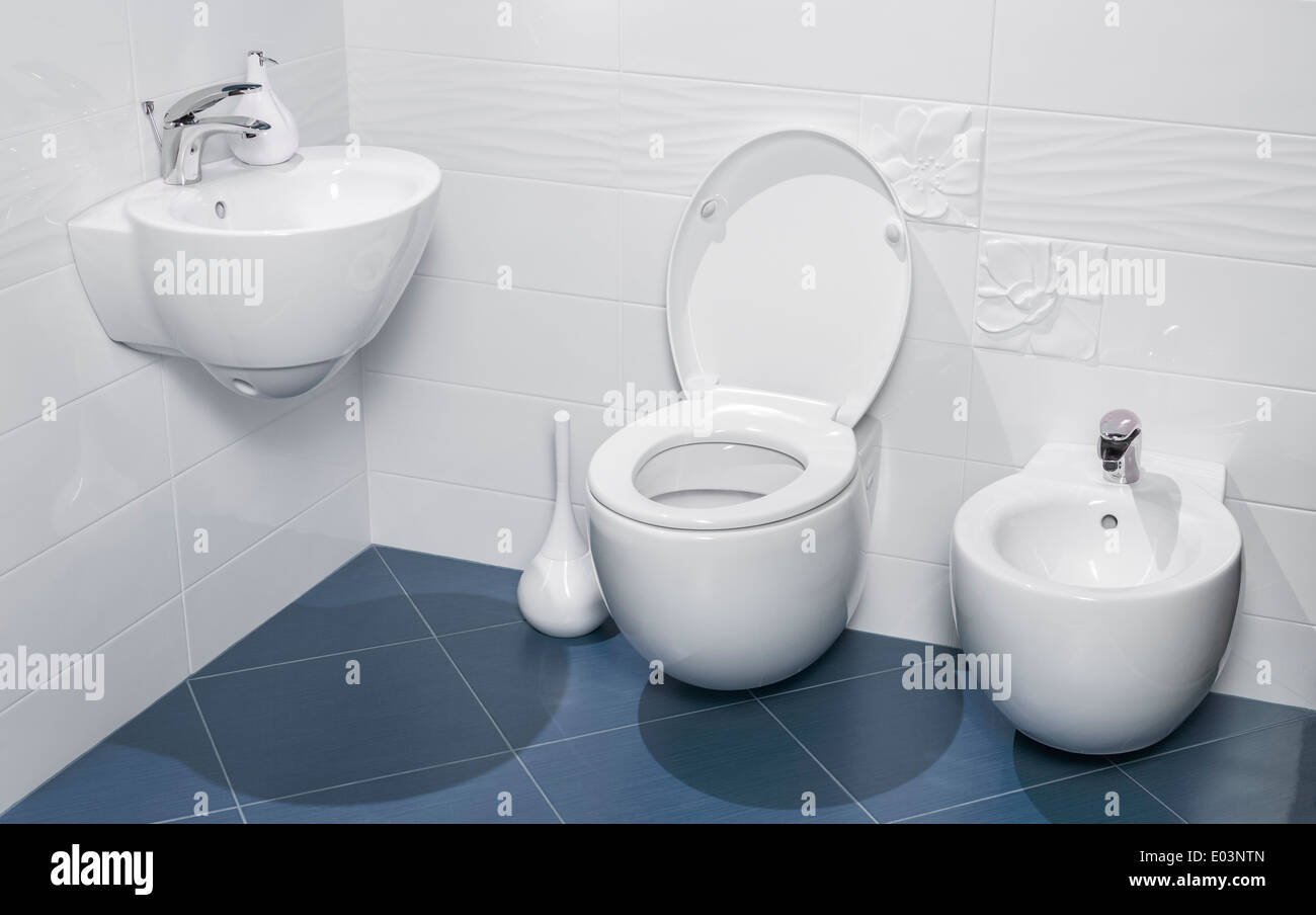 Detalle de un lujoso cuarto de baño con lavabo, WC y bidet, baldosas azules y blancas Foto de stock
