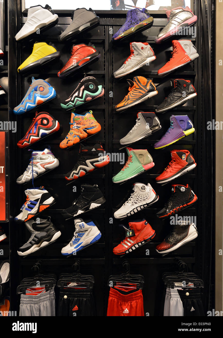 Muerto en el mundo Controlar Para aumentar Coloridos zapatos atléticos de hombres a la venta en una tienda de Foot  Locker en Roosevelt Field en Long Island Fotografía de stock - Alamy