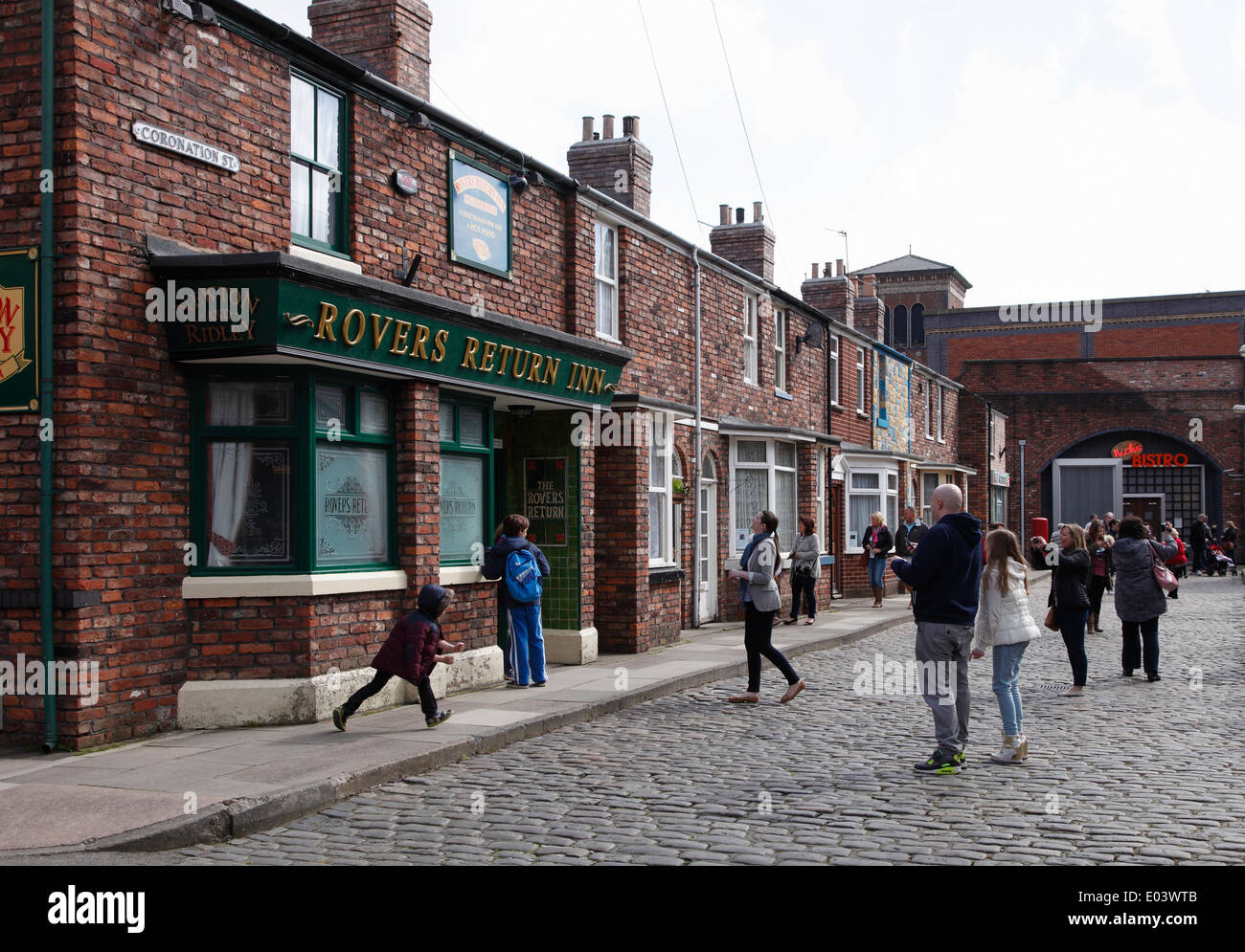 El conjunto de la calle de la Coronación,con más duración del Reino Unido telenovela Rovers Volver pub public house Foto de stock