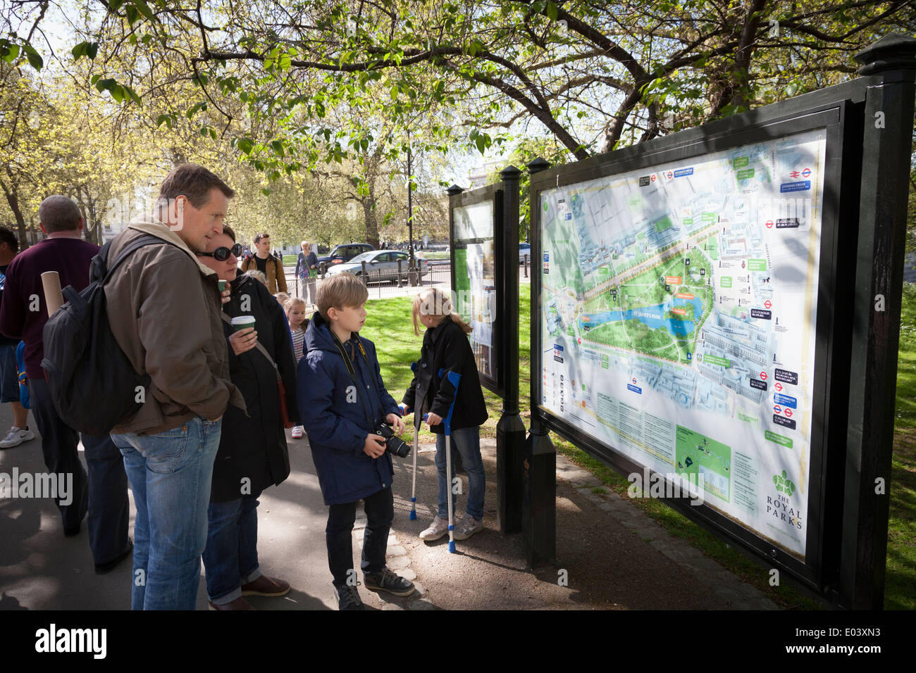 Turistas mirando el mapa de ubicación del Green Park de Londres. Foto de stock