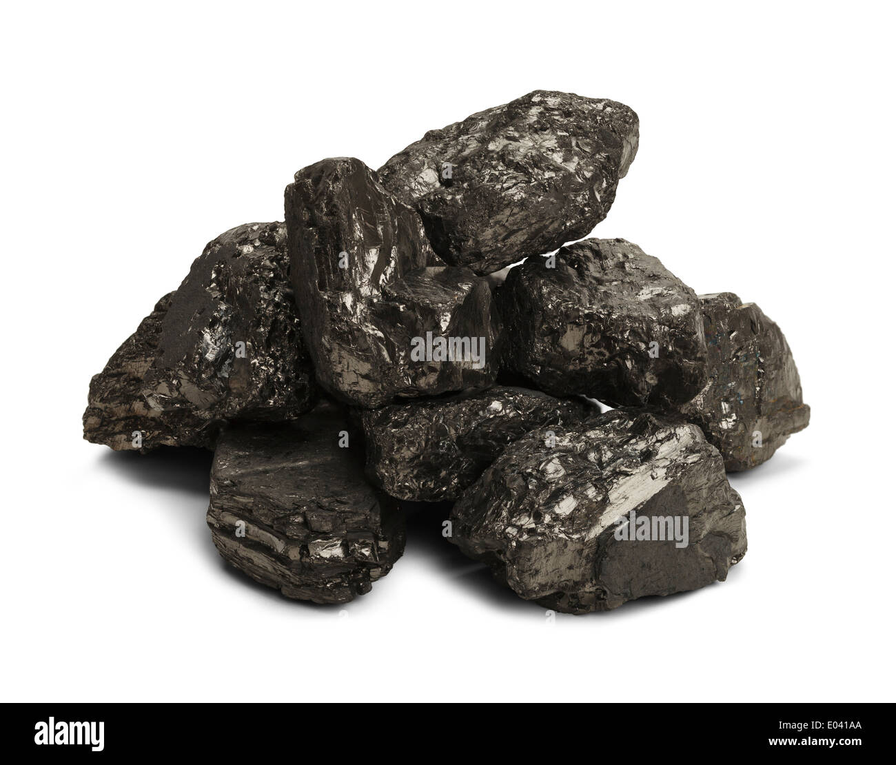 Pequeño montón de carbón negro Rock aislado sobre fondo blanco. Foto de stock