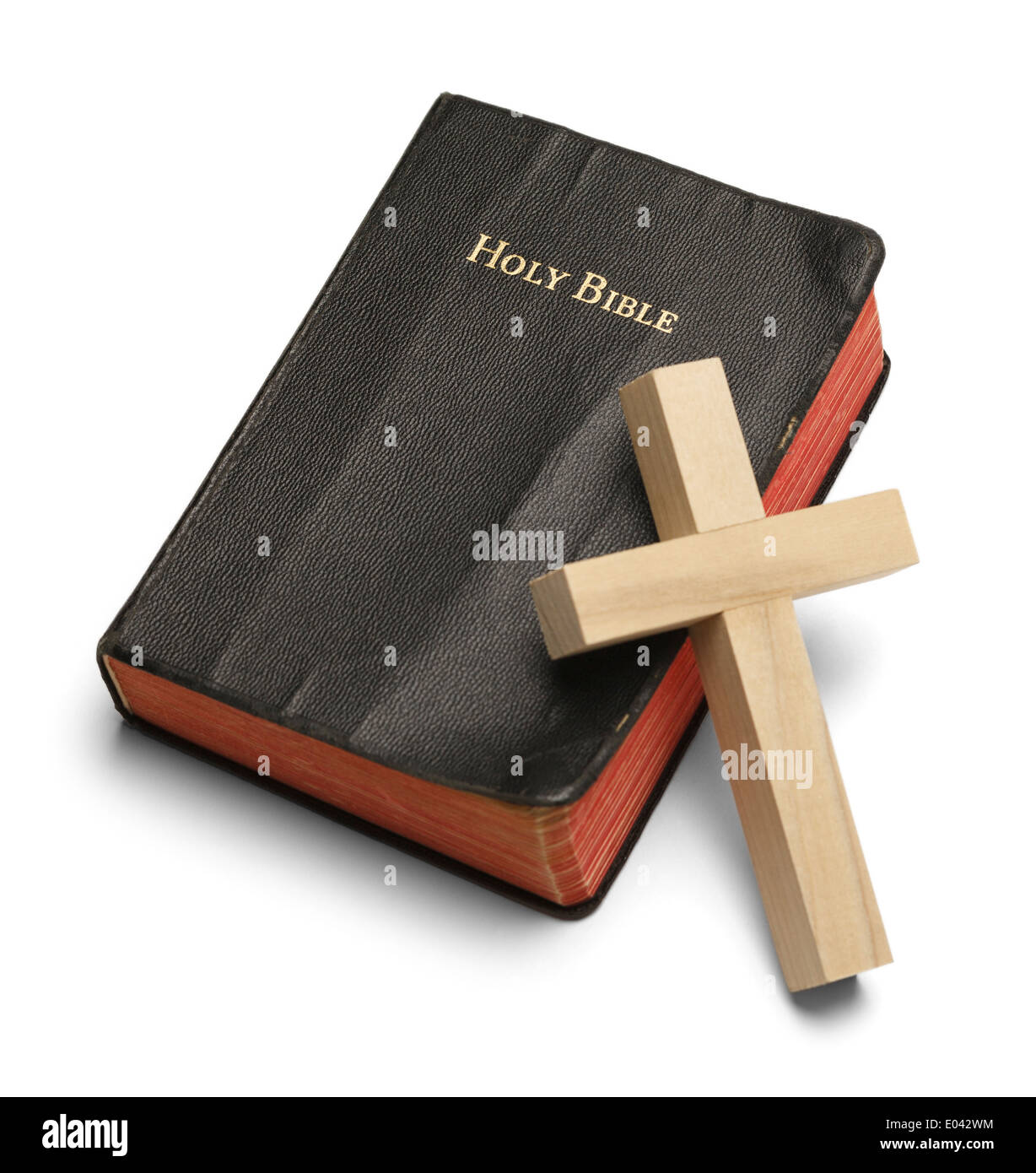 Biblia desgastada con cruz de madera Isoalted sobre fondo blanco. Foto de stock