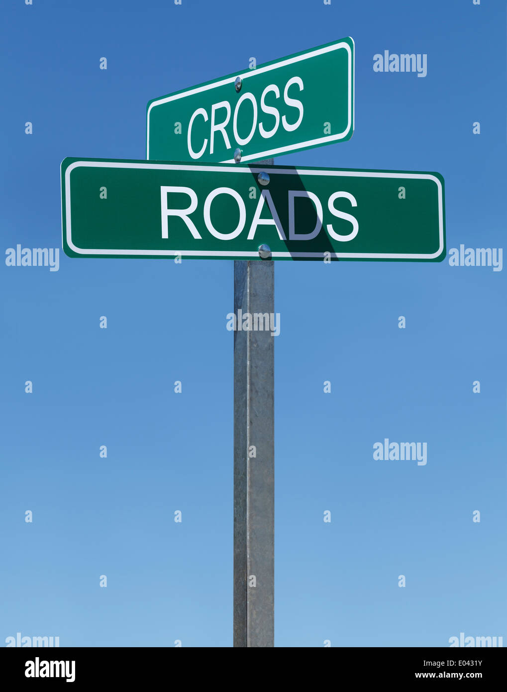 Los letreros de la calle verde con las palabras cruzan carreteras con fondo de cielo azul. Foto de stock