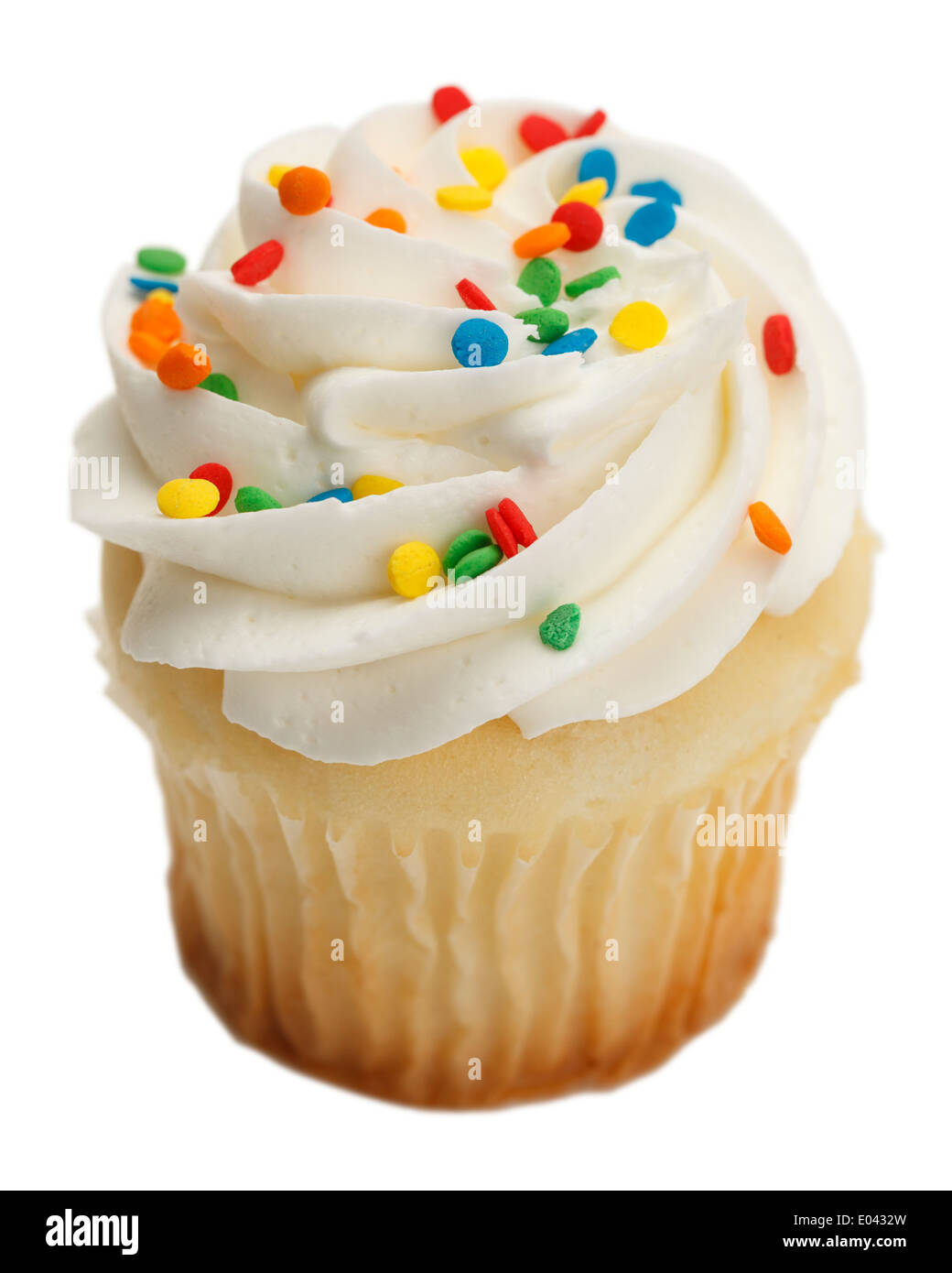 Solo Cupcake con blanco escarchado y lloviznas aisladas sobre fondo blanco. Foto de stock