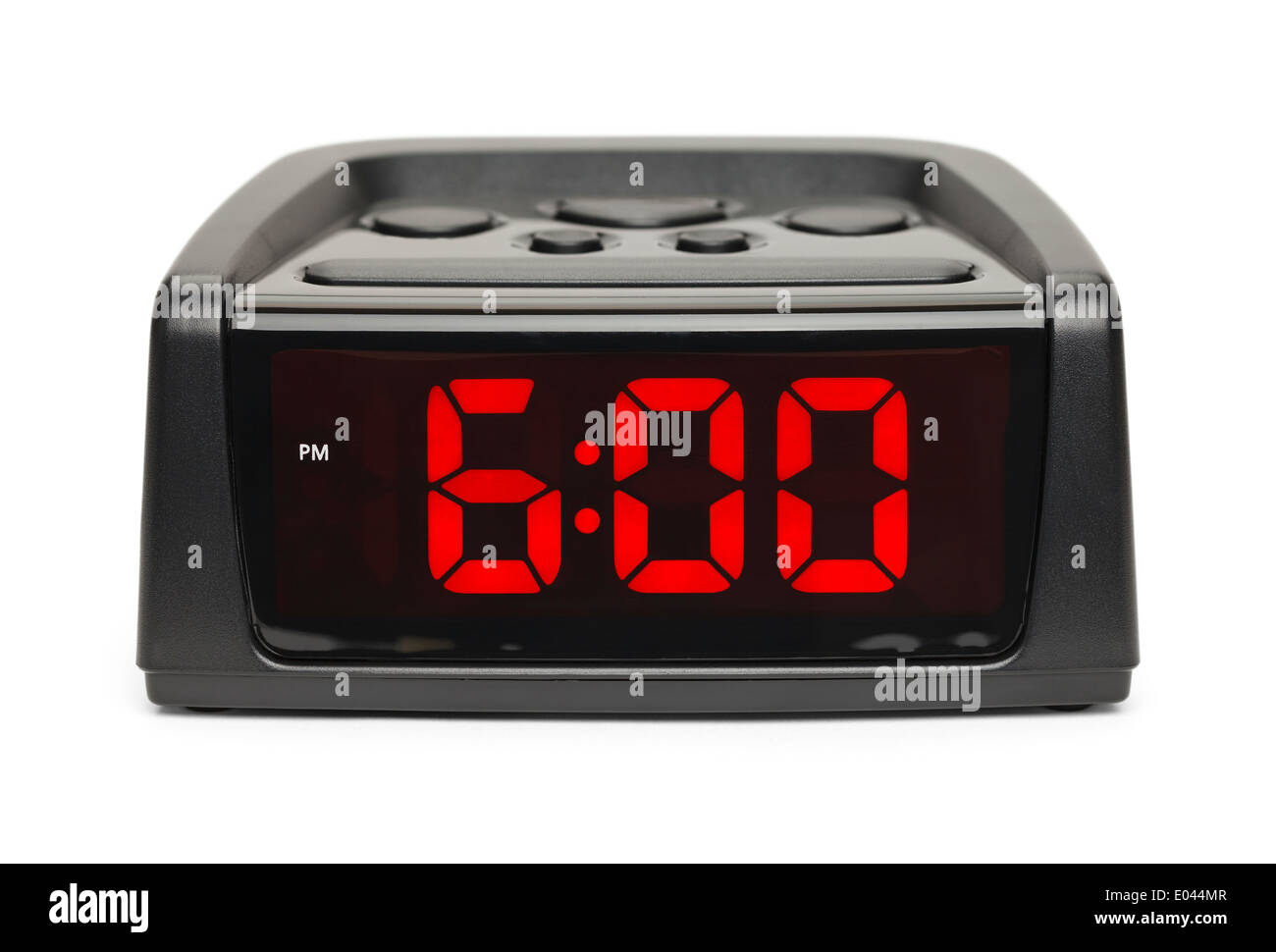 Reloj Despertador de plástico negro con display rojo aislado sobre fondo blanco. Foto de stock