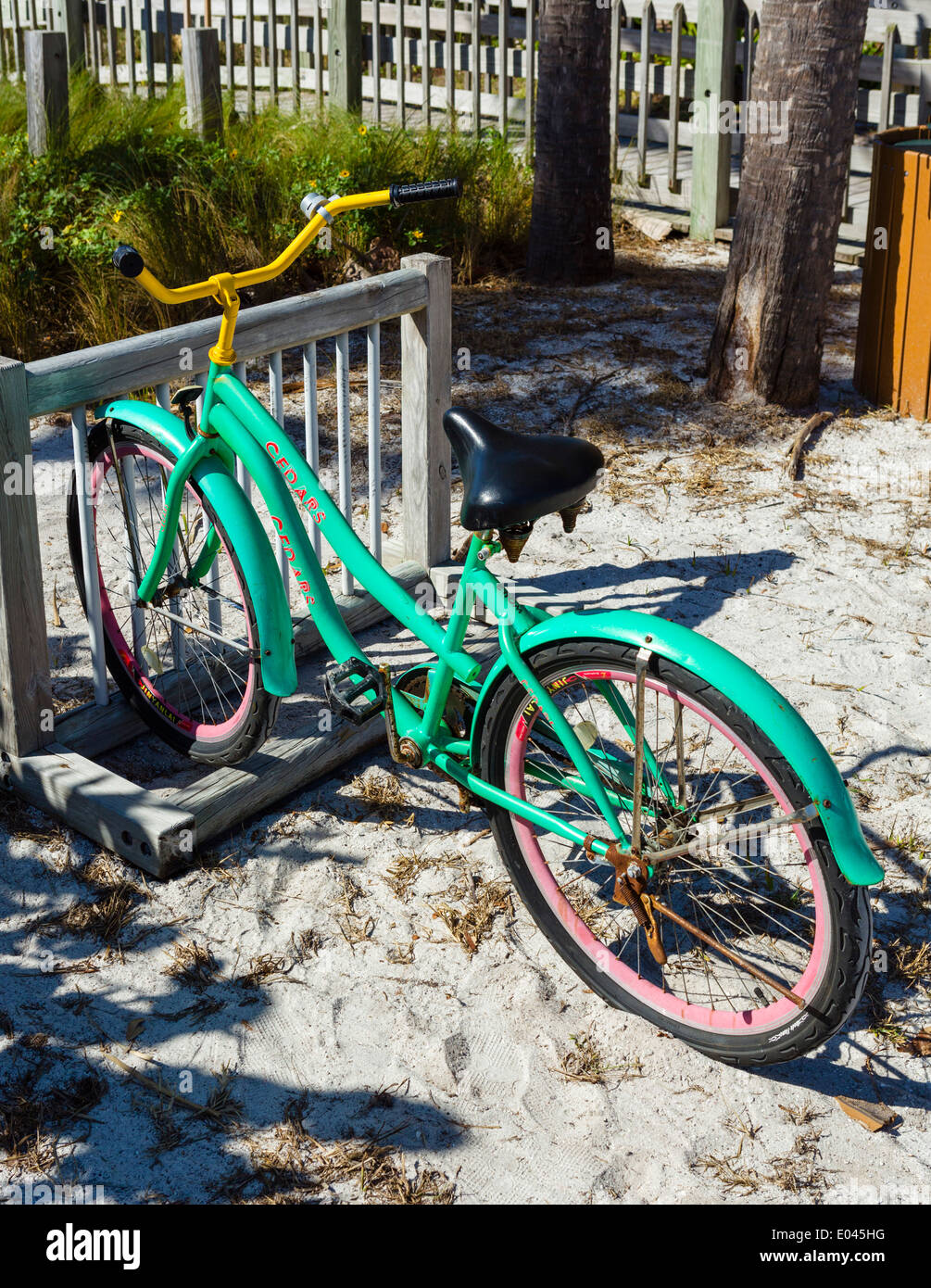 Bicicleta estacionada en la playa en la Costa del Golfo de Longboat Key, Florida, EE.UU. Foto de stock