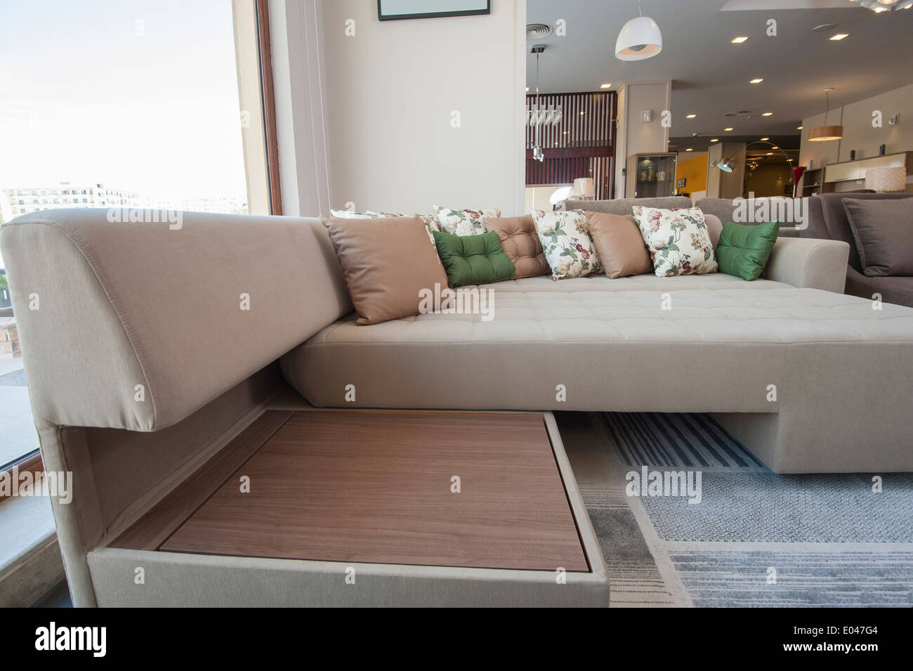 Sofá grande con armario y cojines en exhibición en el showroom de muebles  Fotografía de stock - Alamy