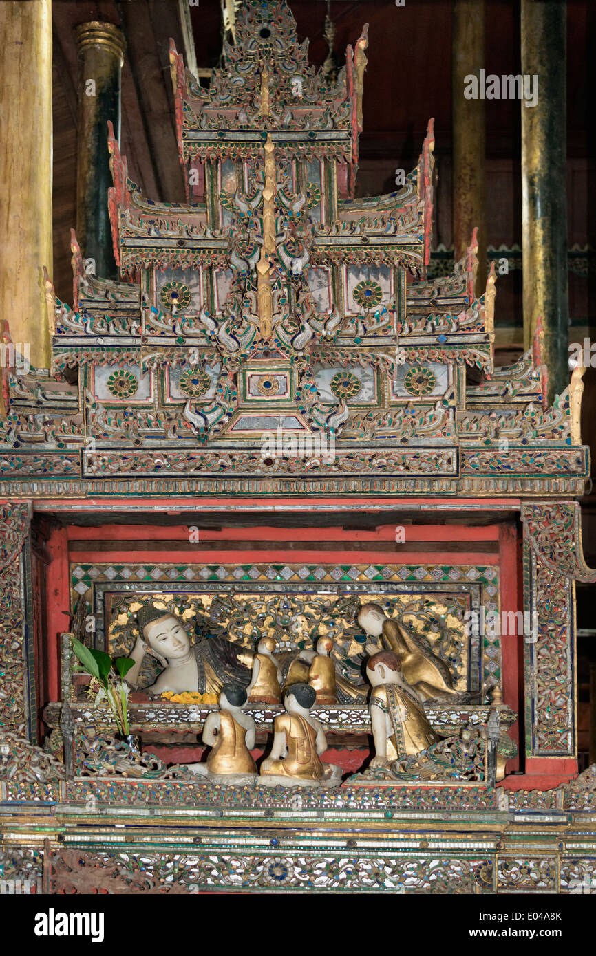 Cristal plomado altar con friso de Buda, de Nga Phe Kyaung monasterio, Lago Inle, Myanmar Foto de stock