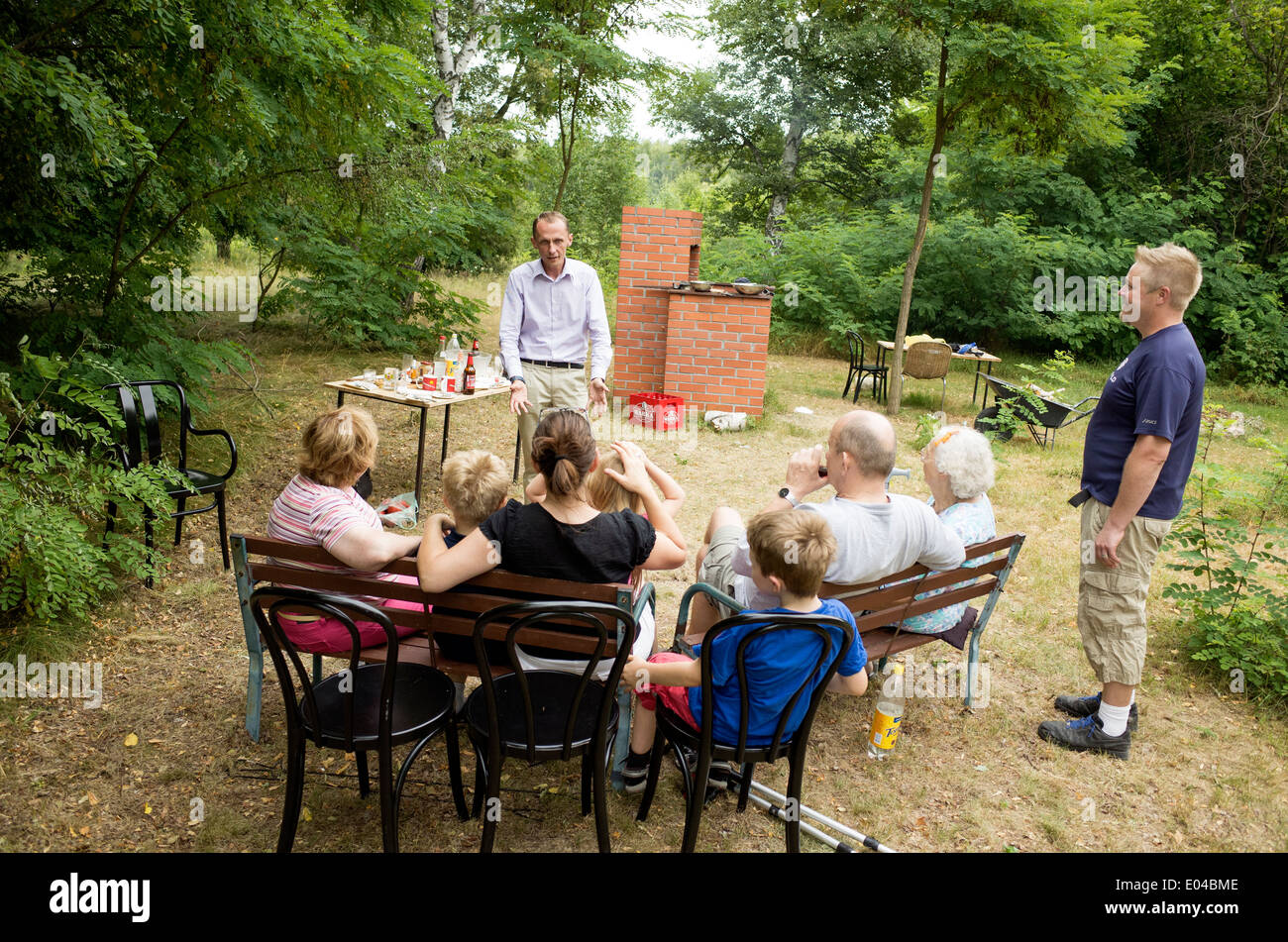 Familia polaca escucha financista debatir las distintas opciones de la tierra. Zawady Polonia Central Foto de stock