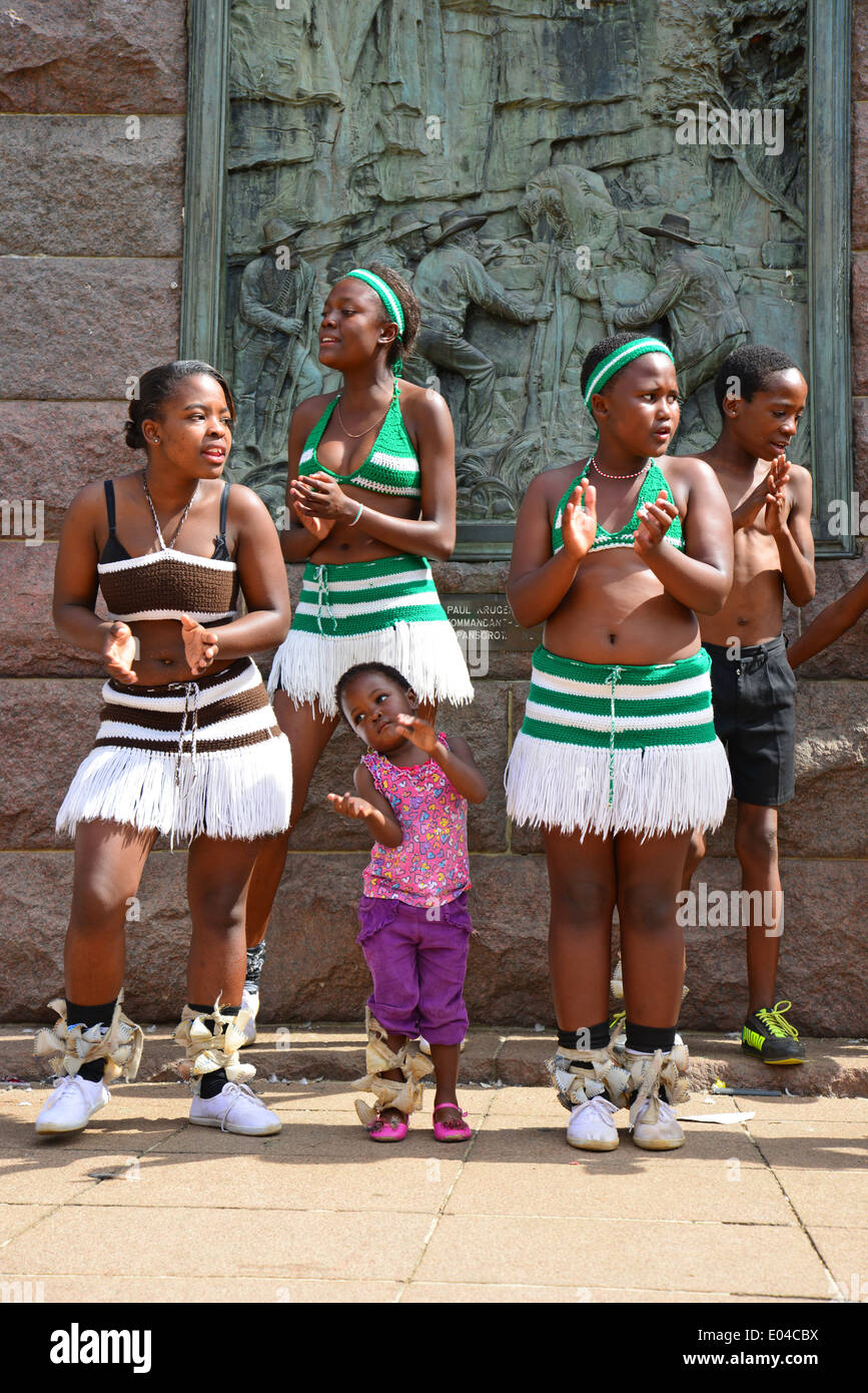 Children's Zulu danza en la Plaza de la Iglesia (Kerkplein), Pretoria, provincia de Gauteng, República de Sudáfrica. Foto de stock