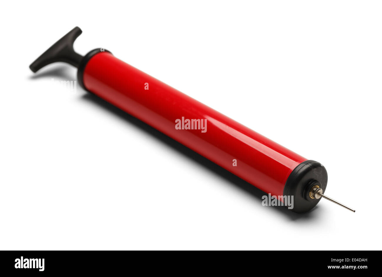 Bomba de color rojo con aguja aislado sobre fondo blanco. Foto de stock