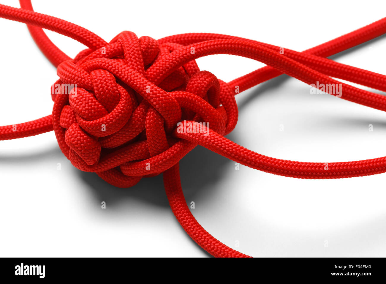 Cuerda roja en una maraña aislado sobre fondo blanco. Foto de stock