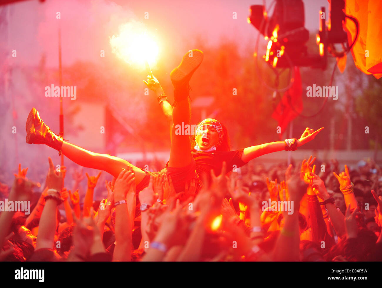 Beijing, China. El 1 de mayo de 2014. Los amantes de la música disfrutar en el Festival Midi de Pekín 2014 en Beijing, capital de China, el 1 de mayo de 2014. Crédito: Xiao Xiao/Xinhua/Alamy Live News Foto de stock