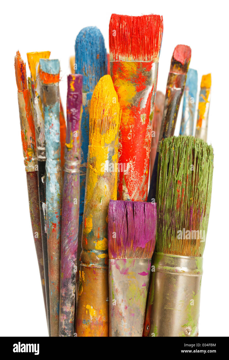 Grupo de brochas y pinceles para pintar con pinturas de color Differnet en  ellas aisladas sobre fondo blanco Fotografía de stock - Alamy