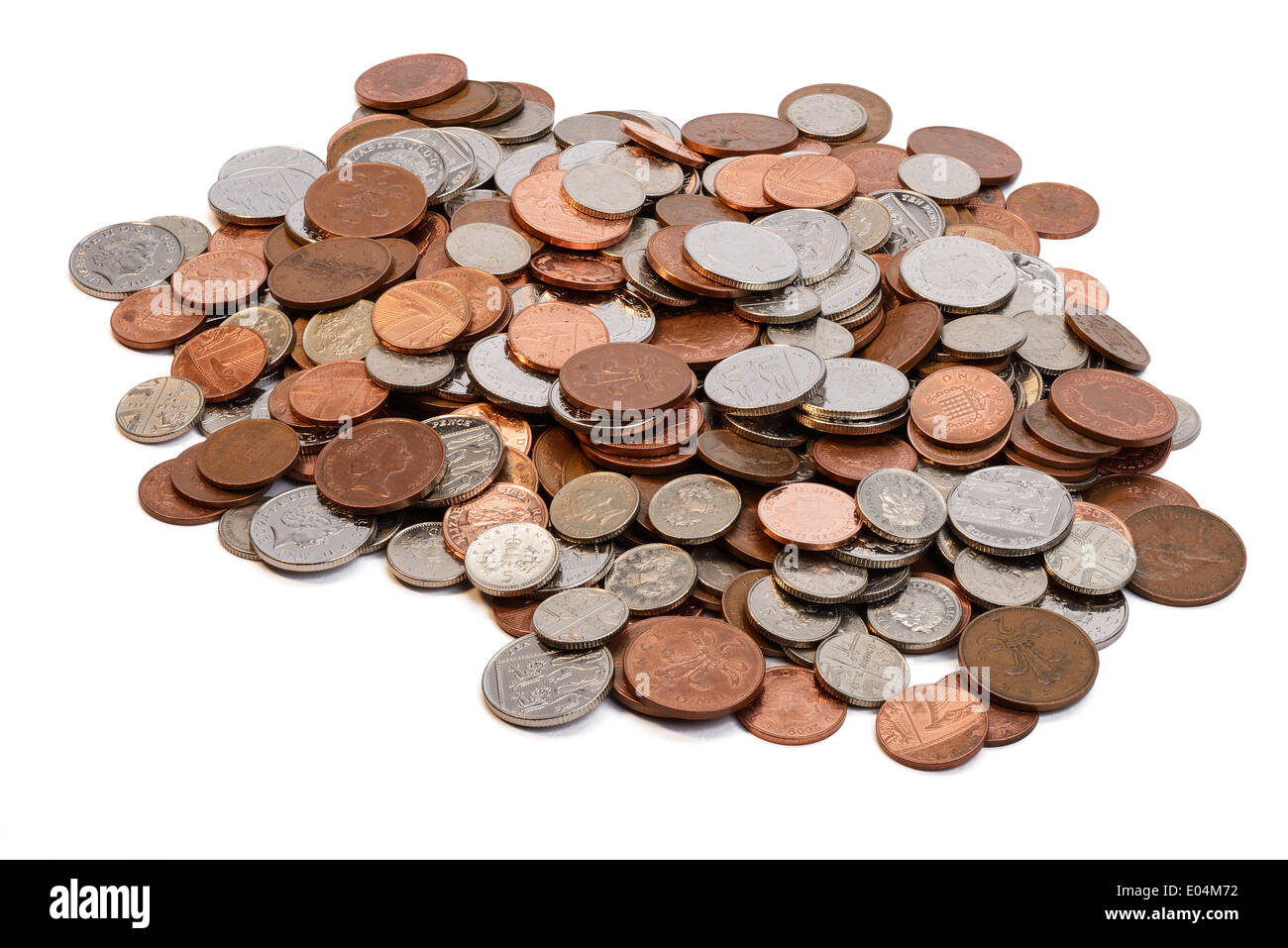 Libras esterlinas monedas sobre un fondo blanco. Foto de stock
