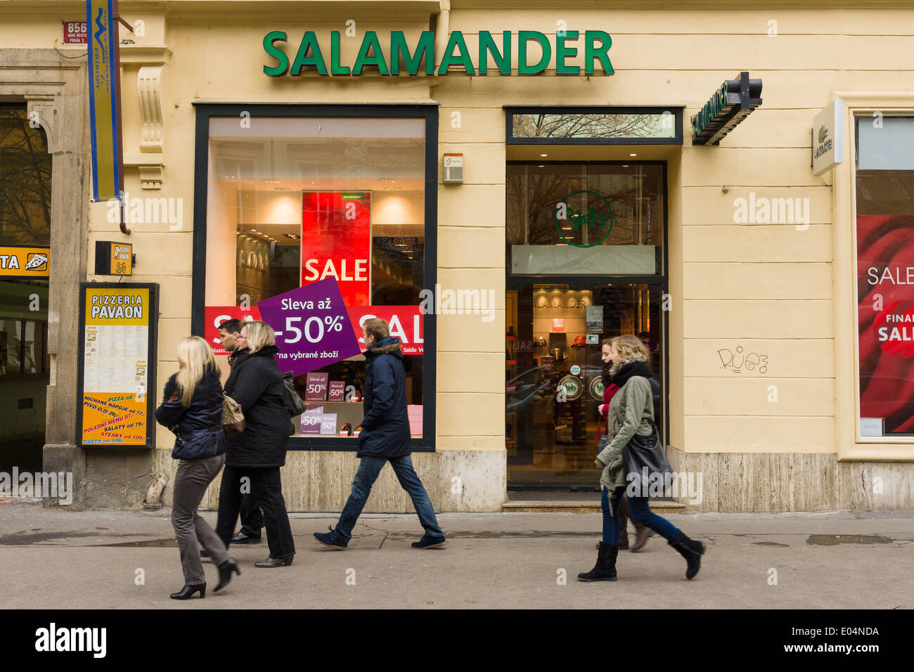 Tienda de Zapatos marca Salamandra. Salamander GmbH - propietario de 52  tiendas en Alemania y 117 en Europa Fotografía de stock - Alamy