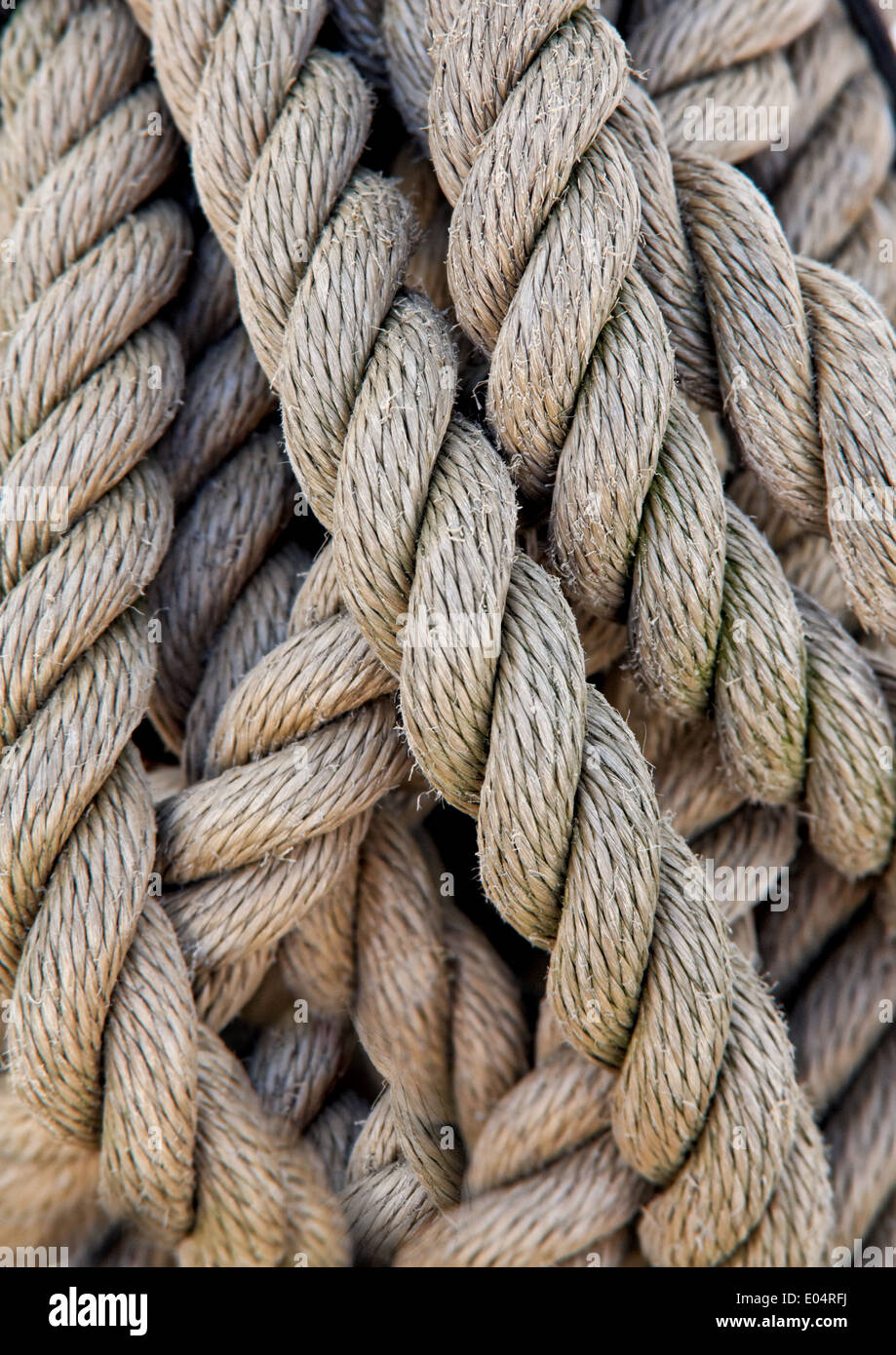 Cuerdas gruesas de un barco de cuerda fotografías e imágenes de alta  resolución - Alamy