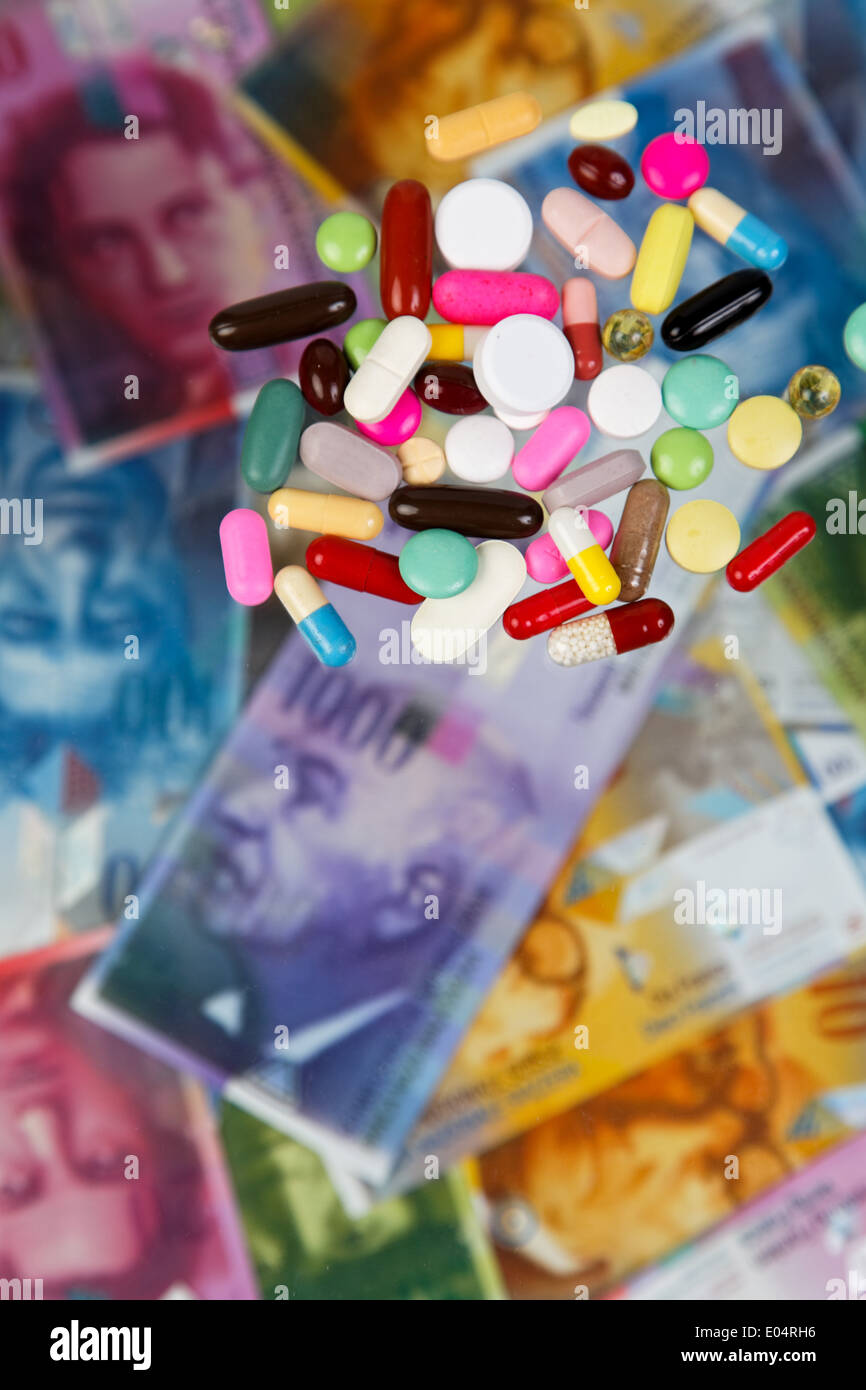 Francos suizos y tabletas ace un símbolo para los costos de salud, Schweizer Franken und Tabletten als fuer Gesundheitskosten símbolo Foto de stock