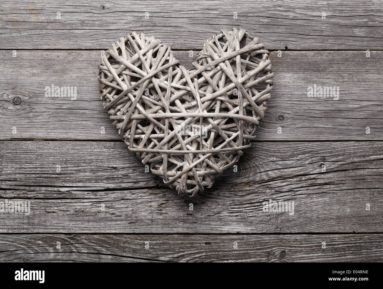 Decoración en forma de corazón hecho de paja. Foto de stock