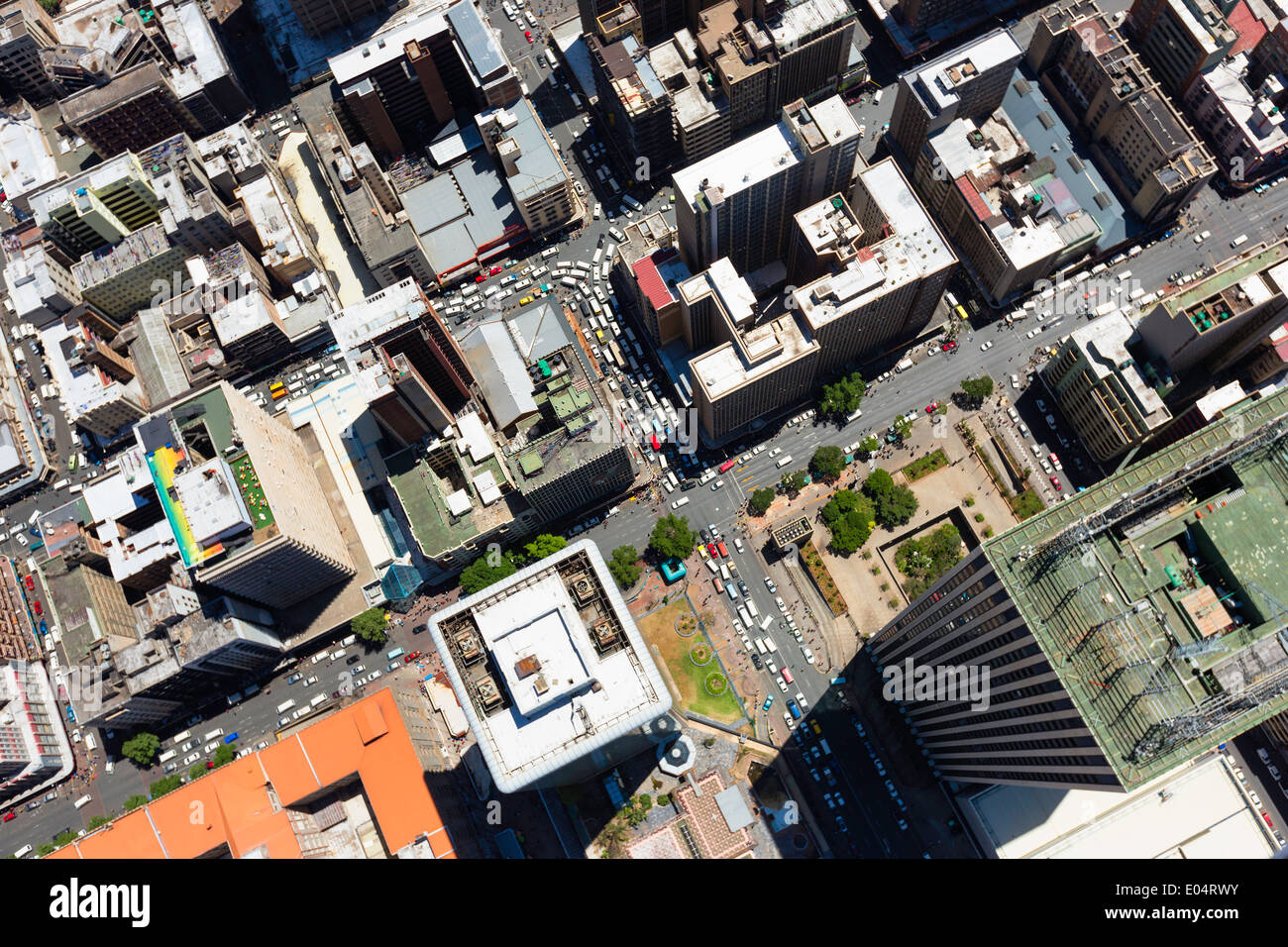 Vista aérea de Jeppe Street, el distrito central de negocios de Johannesburgo, con el rascacielos torres de mármol Sanlan edificio Center Foto de stock