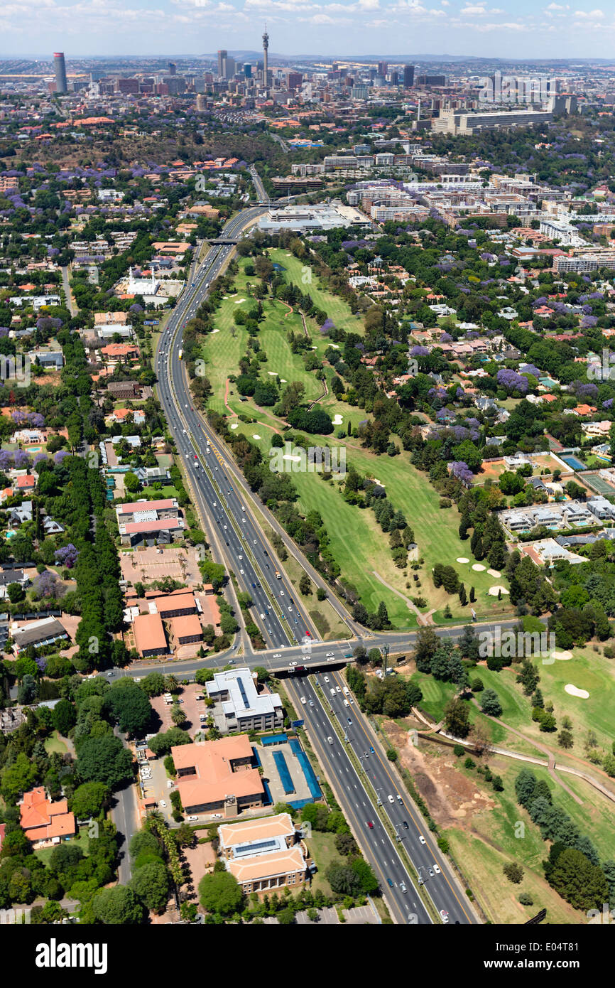 Vista aérea de la M1 De Villiers Graaff autopista es una importante autopista en Johannesburgo, Sudáfrica Foto de stock