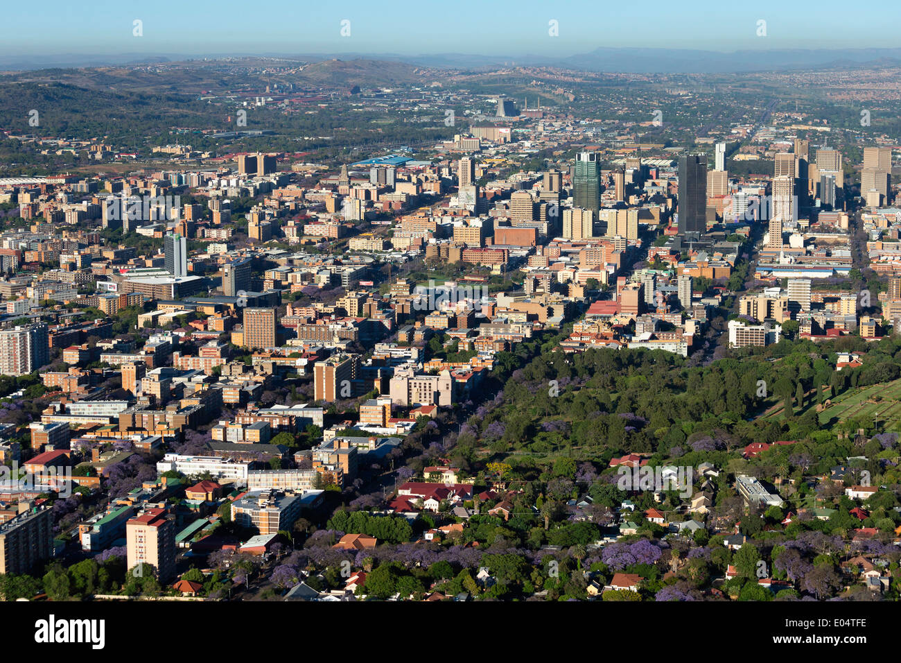 Vista aérea de Pretoria céntrica del distrito de negocios y la icónica jacarandas en flor.Pretoria, Sudáfrica. Foto de stock
