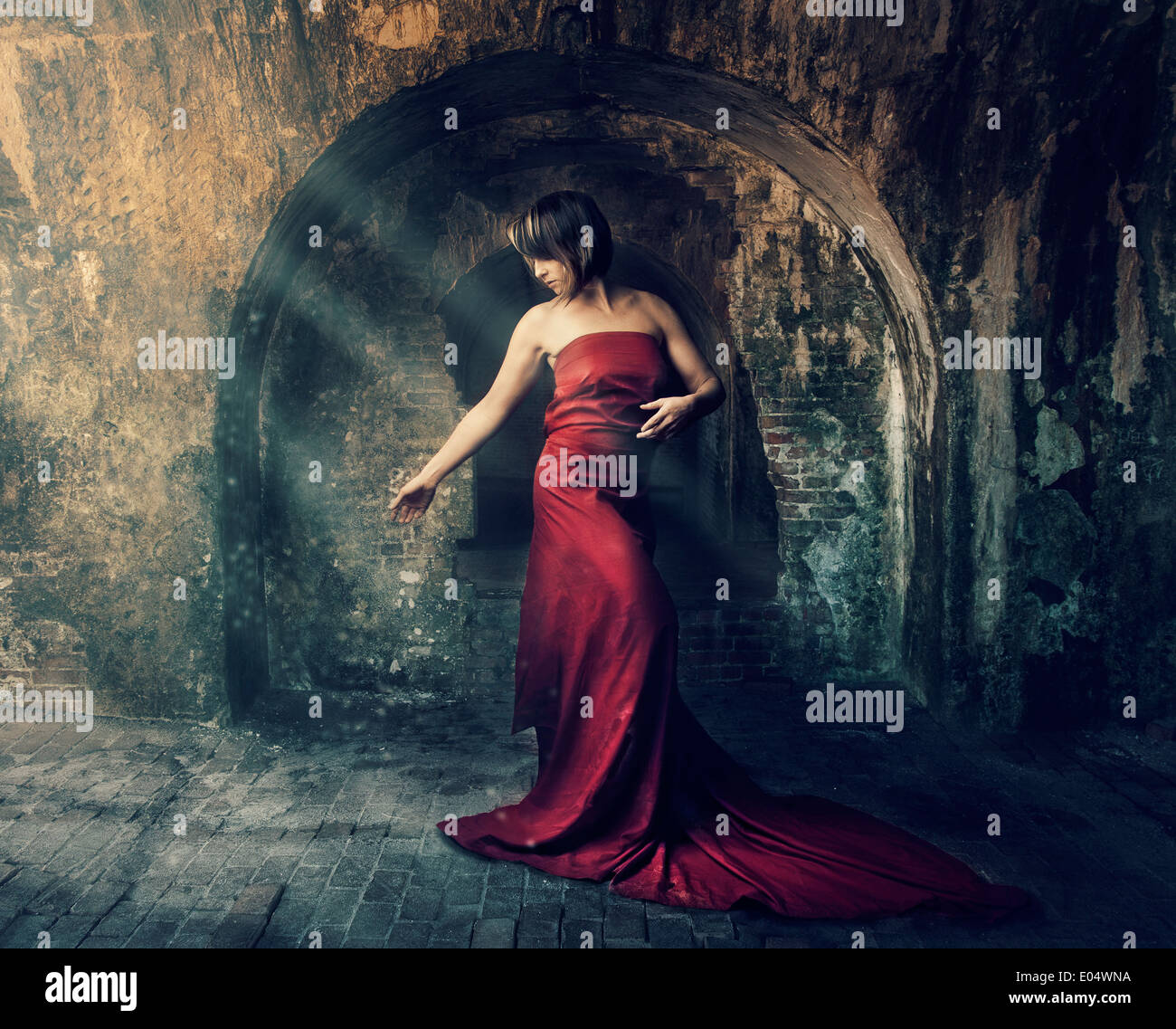 Mujer vestido rojo fotografías e imágenes de alta resolución - Alamy