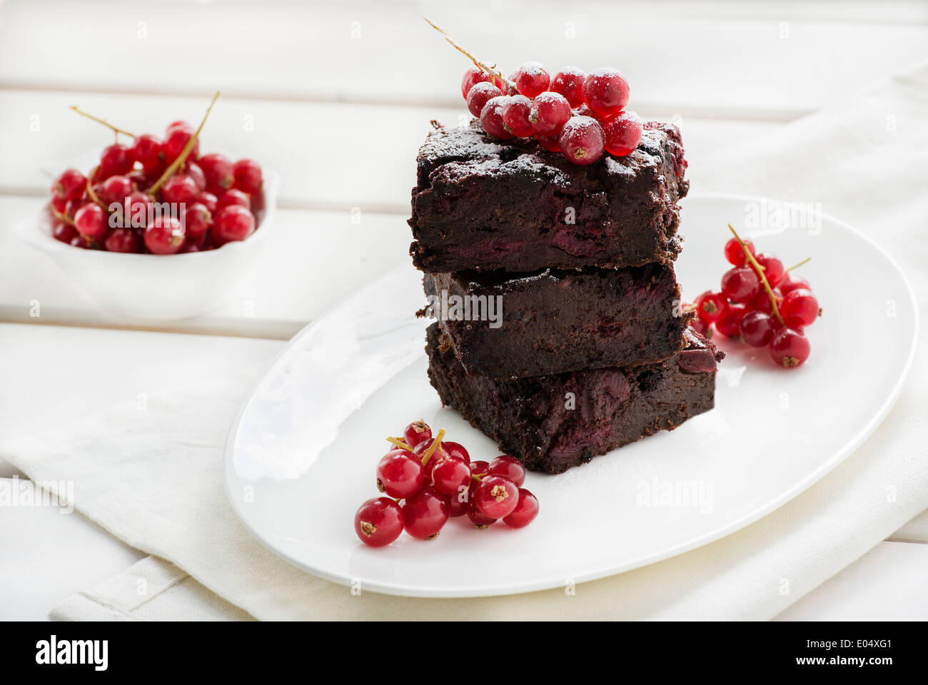 Brownie de chocolate con cerezas sobre un fondo claro, el enfoque selectivo Foto de stock