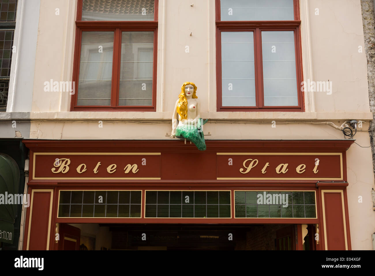 Estatua de sirena en el edificio Boten Stael, Brujas Foto de stock