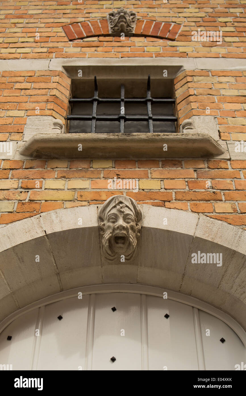 Gárgola de piedra tallada sobre una casa en Brujas, Bélgica Foto de stock