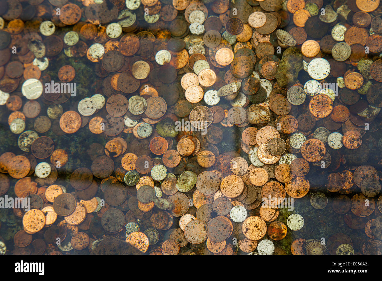 Cerca de British monedas en un estanque Foto de stock