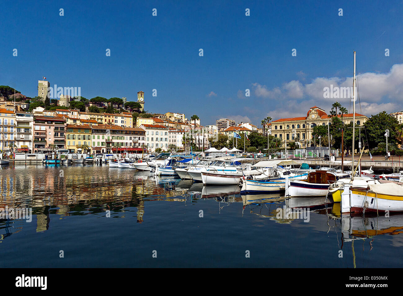 Europa, Francia, Alpes-Maritimes, Cannes. El casco antiguo y del puerto. Foto de stock