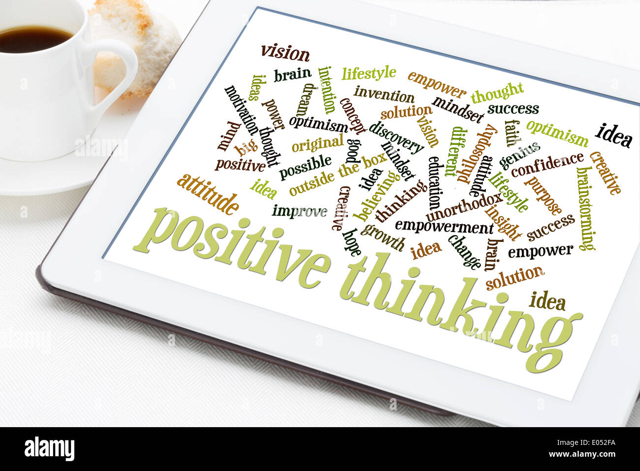 Pensamiento positivo y actitud palabra cloud en una tableta digital blanco con una taza de café Foto de stock